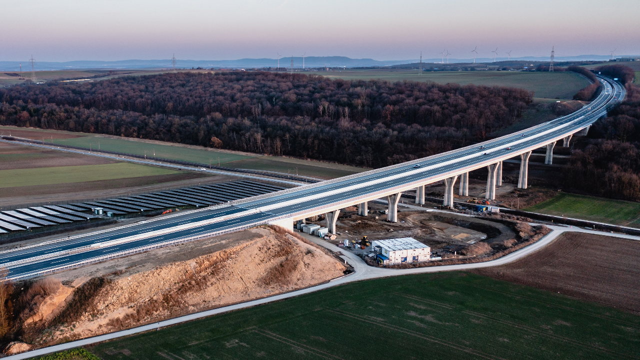 Über die Talbrücke Rothof, ein 410 Meter langes Teilstück der BAB A7, rollen jeden Tag zehntausende Fahrzeuge. Vor mehr als 50 Jahren ging sie in Dienst und tagtäglich hatte sie eine Last von rund 40.000 Kfz, davon 9.000 Lkw, zu tragen. 