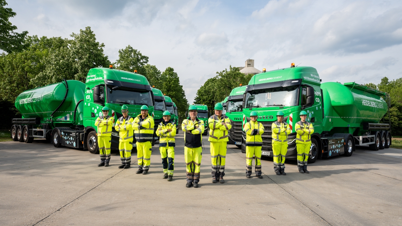 Silofahrer sind die Visitenkarten unseres Unternehmens bei Kunden. Warum Sie bei uns als Silofahrer anfangen sollten? Wir bieten einen modernen Fuhrpark, einen sicheren Arbeitsplatz und vieles mehr.