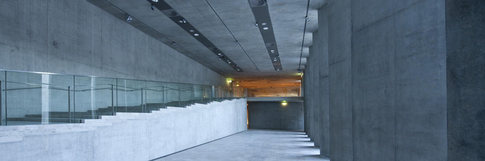 Die Planung von Sichtbetonflächen öffnet Architekten enorme Gestaltungsfreiräume, denn die Oberfläche von Transportbeton kann auf vielfältigste Weise ausgeführt und damit das Projekt punktgenau in die gewünschte Architektursprache übersetzt werden.