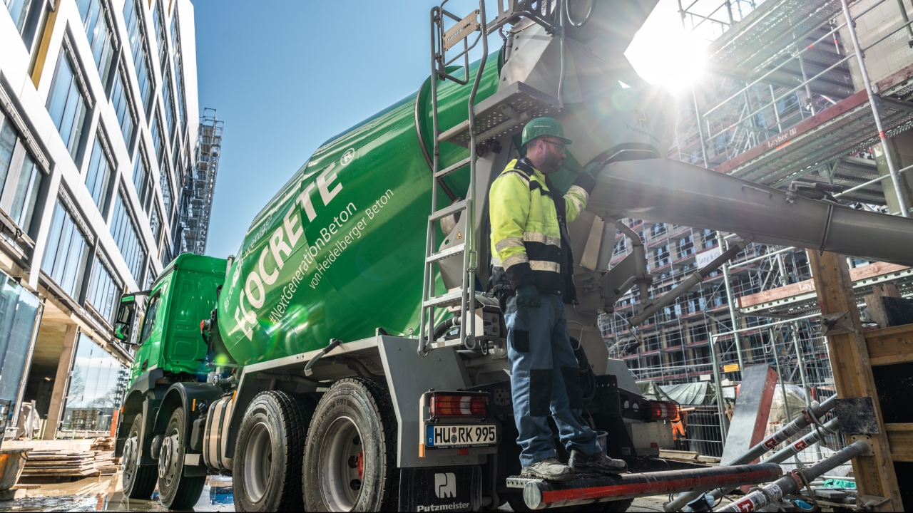 Als Fahrer bei der HeidelbergCement Logistik hat jeder Fahrer sein eigenes Fahrzeug. "Das Besondere an dem Job als Betonmischerfahrer: es ist sehr abwechslungsreich, man hat jeden Tag andere Baustellen, andere Kunden und man kommt viel rum".