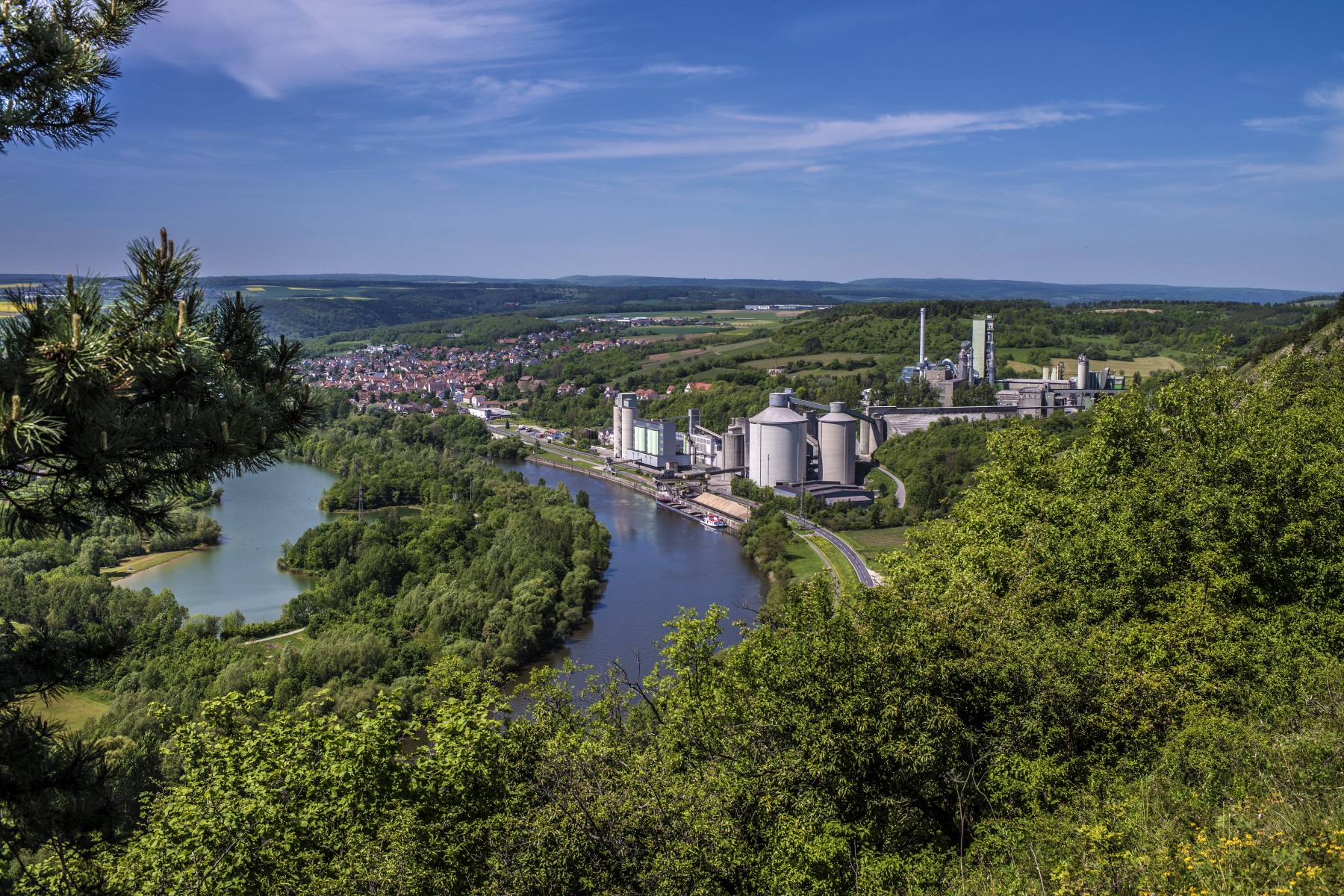 Blick auf das Zementwerk in Lengfurt.