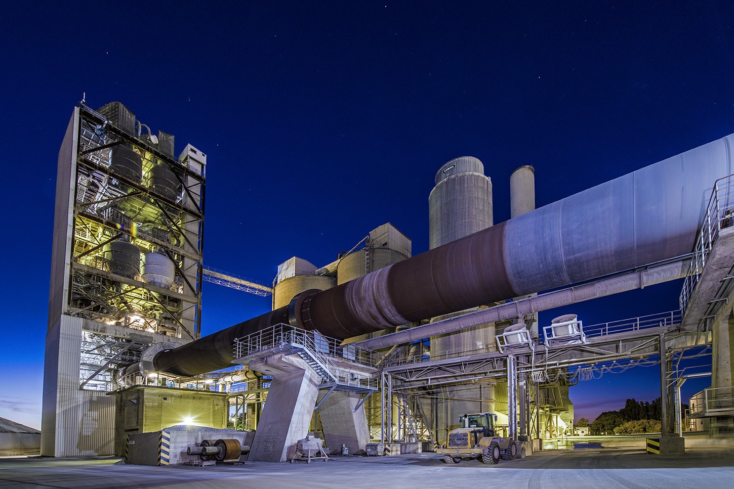 Unsere Mission: Weniger Emission. Die Verringerung von Emissionen, die prozessbedingt bei den Herstellungsprozessen in einem Zementwerk entstehen, gehört mit zu den wichtigsten Zielen bei HeidelbergCement.