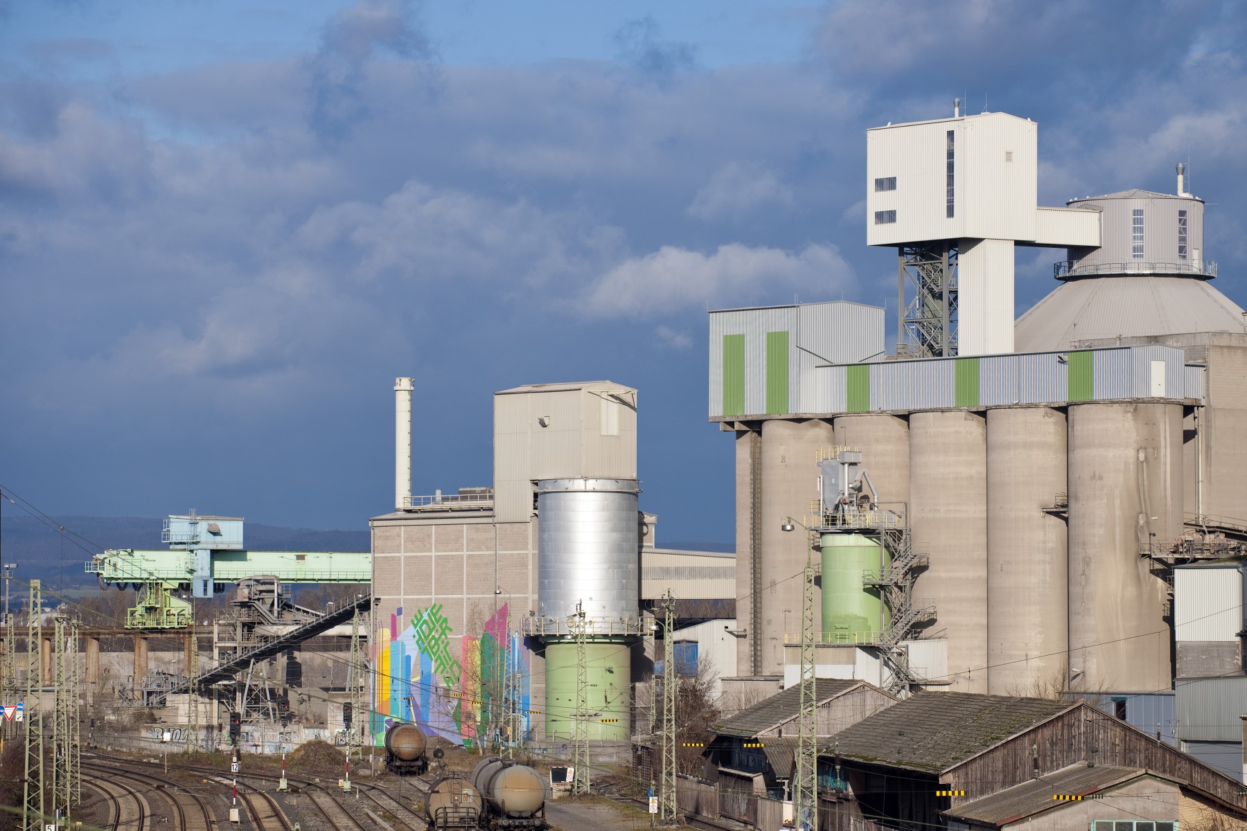 Blick auf das Zementwerk in Mainz