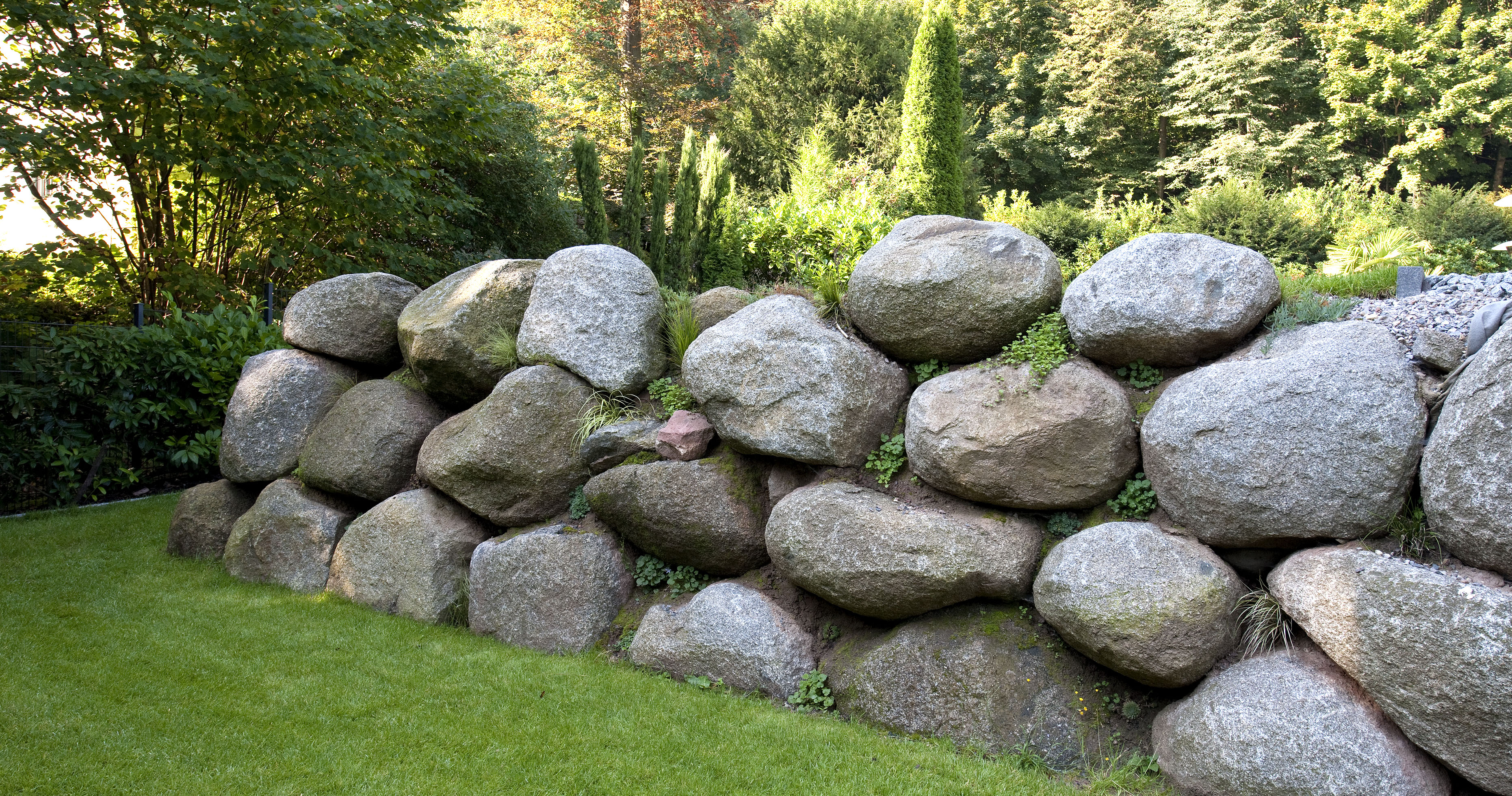 Heidelberg Materials Mineralik hat sich mit modernster Siebtechnik, kontinuierlicher Qualitätsüberwachung und höchsten Qualitätsstandards auf die Anforderungen für den Garten- und Landschaftsbau eingestellt. Das Ergebnis sind spezielle Produkte für nahezu alle Bereiche des Gartens.