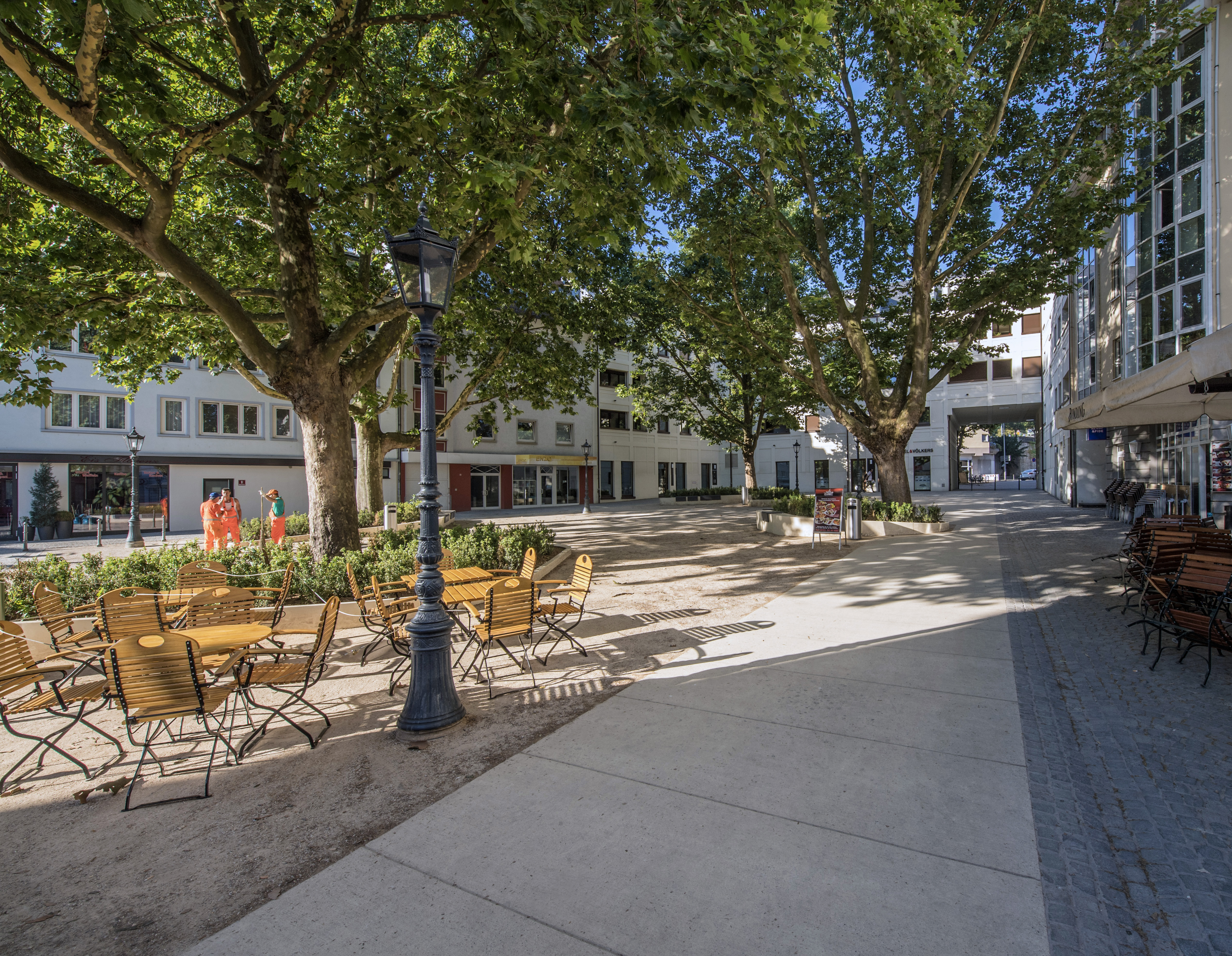 In der Mainzer Innenstadt korrespondiert die Außenraumgestaltung am Hopfengarten mit der neuen, ästhetischen Wohnbebauung der Münchner Architekten Hild und K. Der Farbbeton für die barrierefreie Platzfläche erforderte bei der Mischung der einzelnen Komponenten besonderes Fingerspitzengefühl.