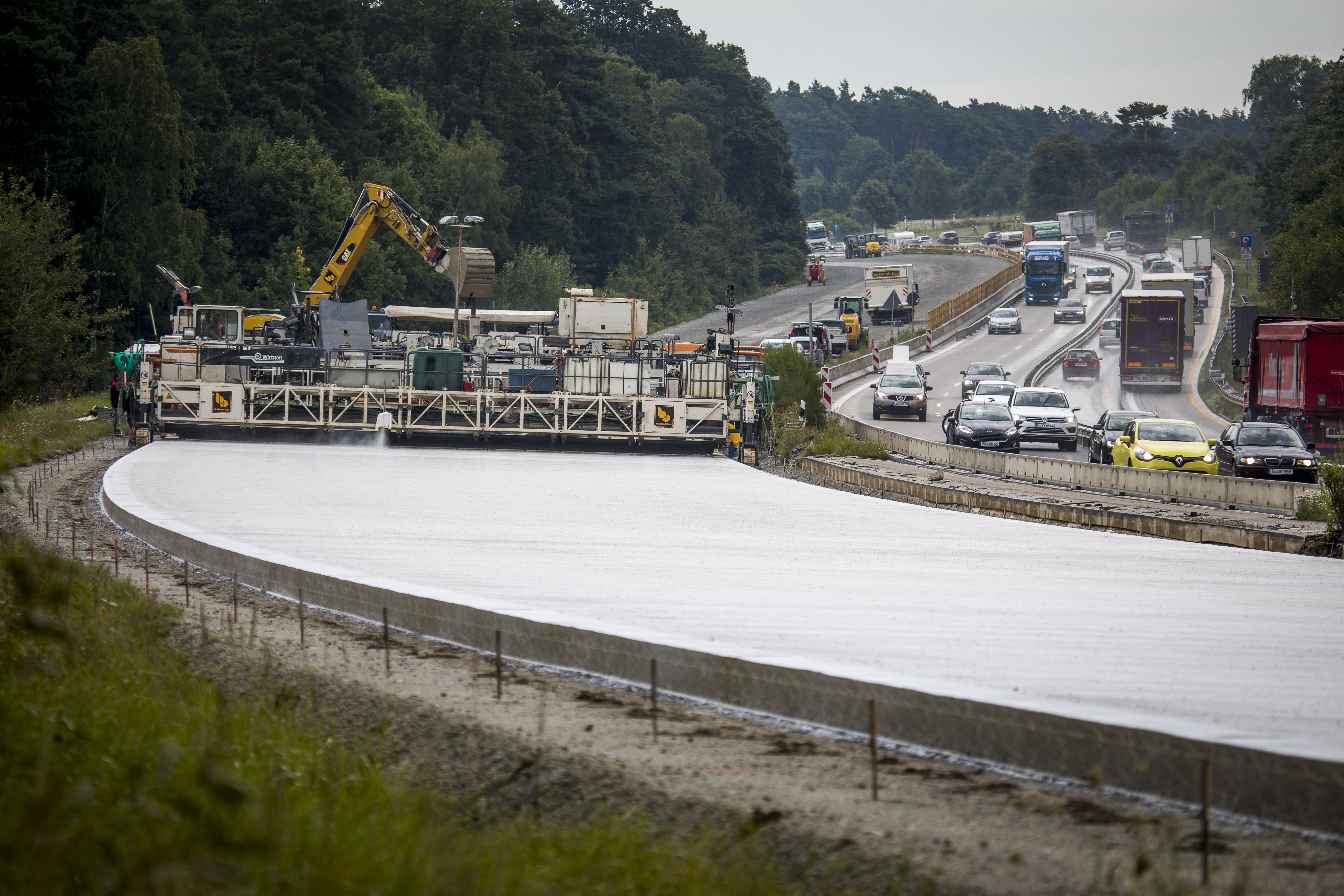 Mit einer Gesamtlänge von 530 km ist die A9 eine der längsten Autobahnen Deutschlands. Die Besonderheit liegt in der gemeinsamen Belieferung von Heidelberg Materials Mineralik, Werk Elster-Kies sowie Heidelberg Materials. Ein Betonfertiger, der drei Spuren überstreckt, verarbeitet täglich zwischen 1.000 bis 2.000 Tonnen Sand und Kies.