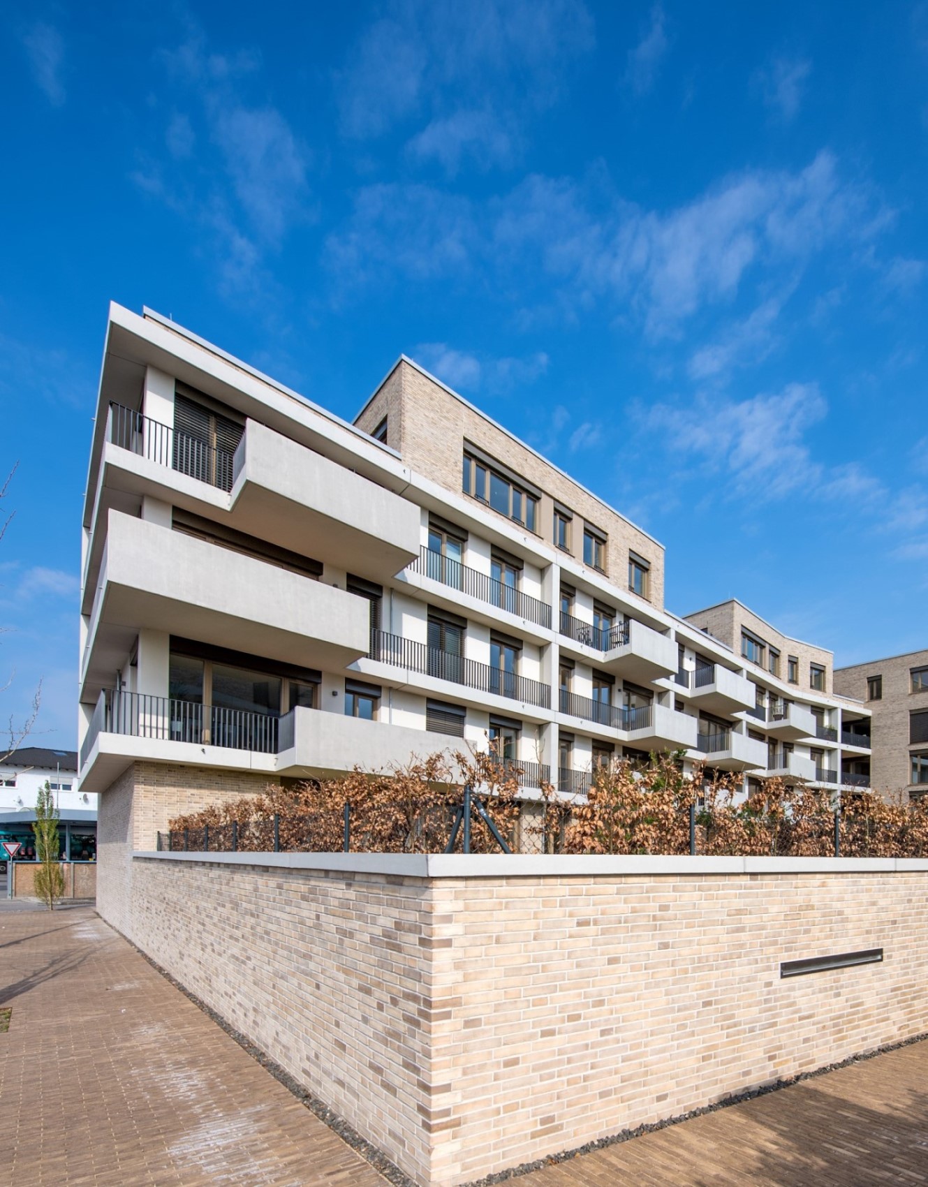 Direkt am Rhein entsteht auf dem Gelände einer ehemaligen Ziegelei in bester Lage ein neues Wohnquartier. Die modernen Bauten erinnern gestalterisch an die Geschichte des Ortes. Gleichzeitig integrieren Wände aus wasserundurchlässigem Beton (WU-Beton) den Hochwasserschutz für die historische Altstadt.