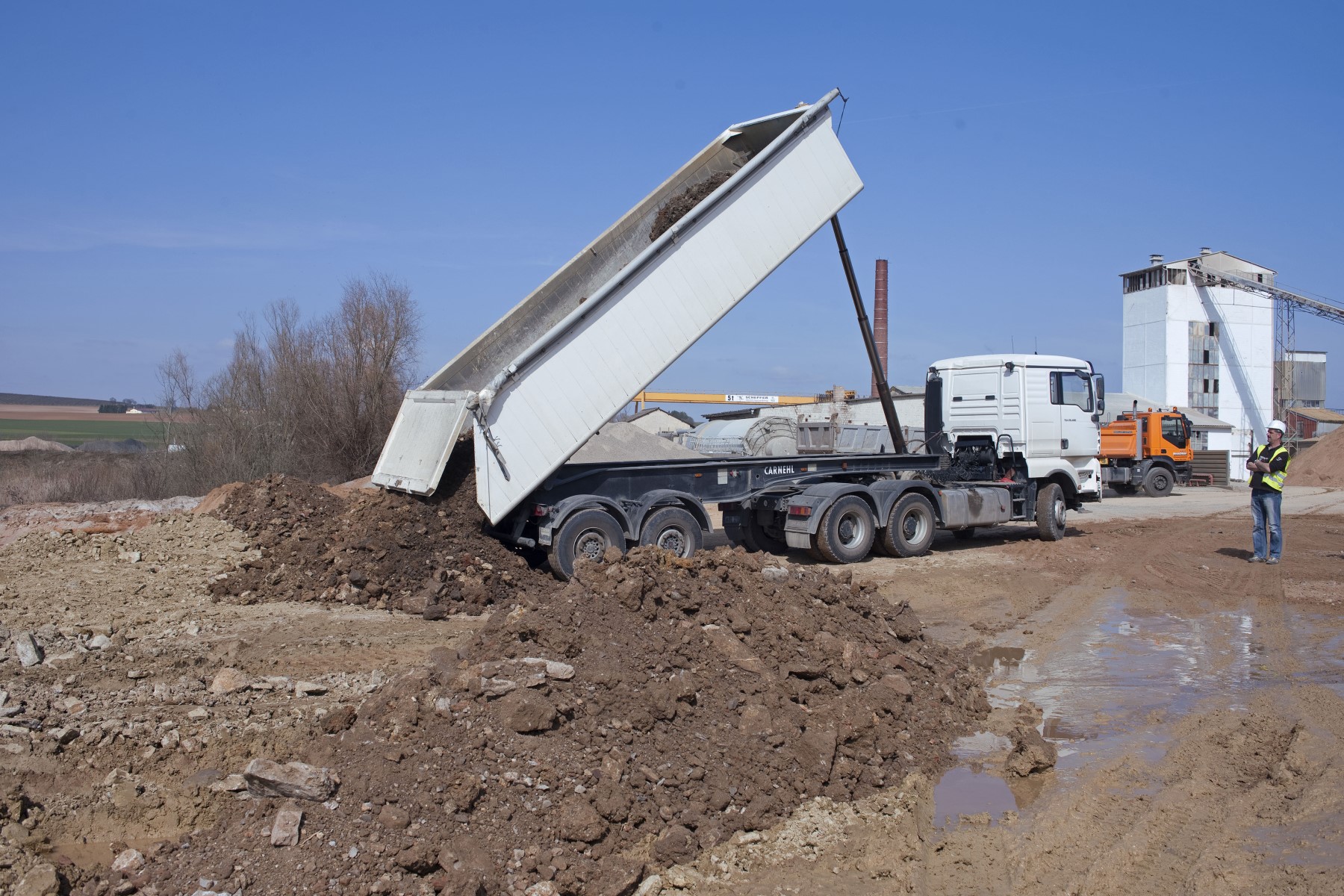 In einer Anzahl von Abbaustätten bieten wir die Annahme von Bauschutt, unbelastetem Bodenaushub aus Baustellen und Baggergut aus dem Wasserbau an, die in unseren Werken umweltgerecht gelagert und entsorgt werden.