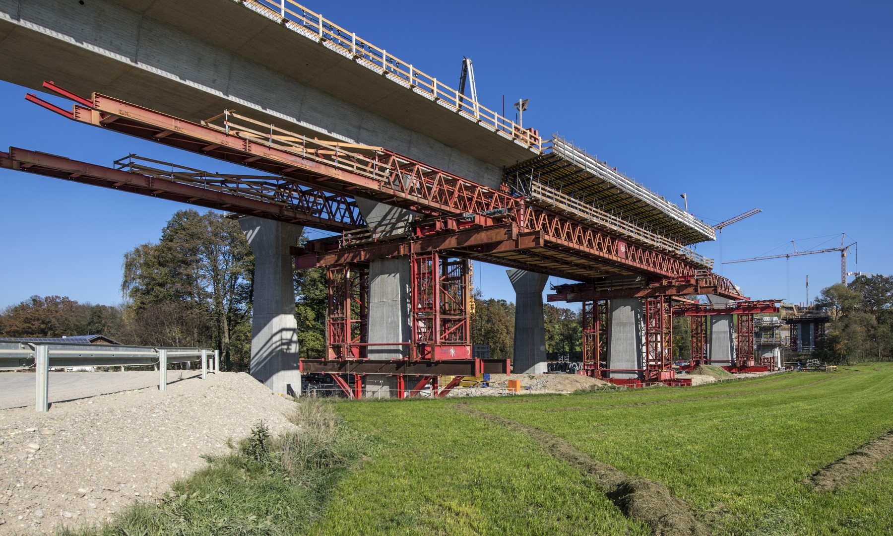 Bei Ingenieurbauwerken handelt es sich um größere, komplexe Bauteile, die einer hohen Belastung und Umweltbeanspruchung ausgesetzt sind. Beton ist der geeignete Baustoff für solche anspruchsvollen Bauvorhaben jeder Größenordnung.