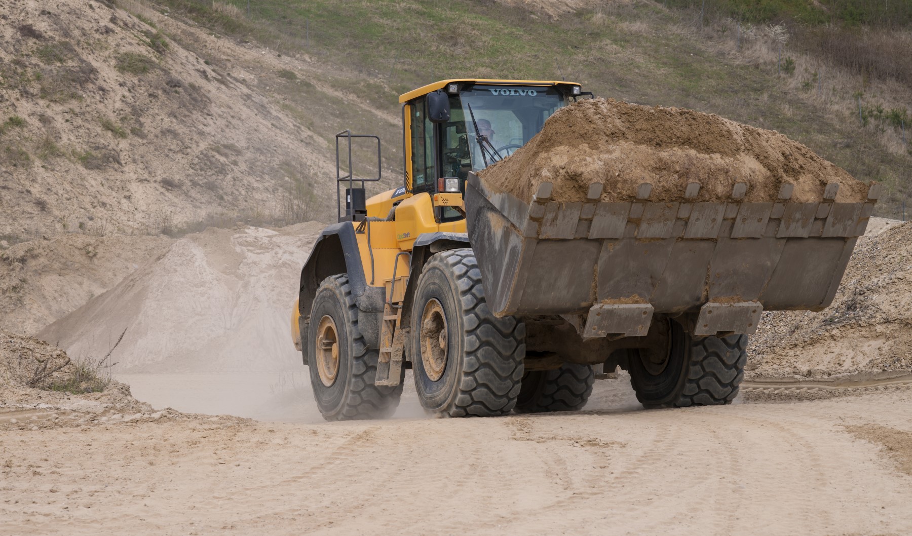 Trockengewinnung: Das Rohmaterial (Sand, Schotter) wird direkt durch Bagger oder Radlader der Abbaustätte entnommen. Schwerkraftwagen bringen das Rohmaterail anschließend ins Rohmateriallager.