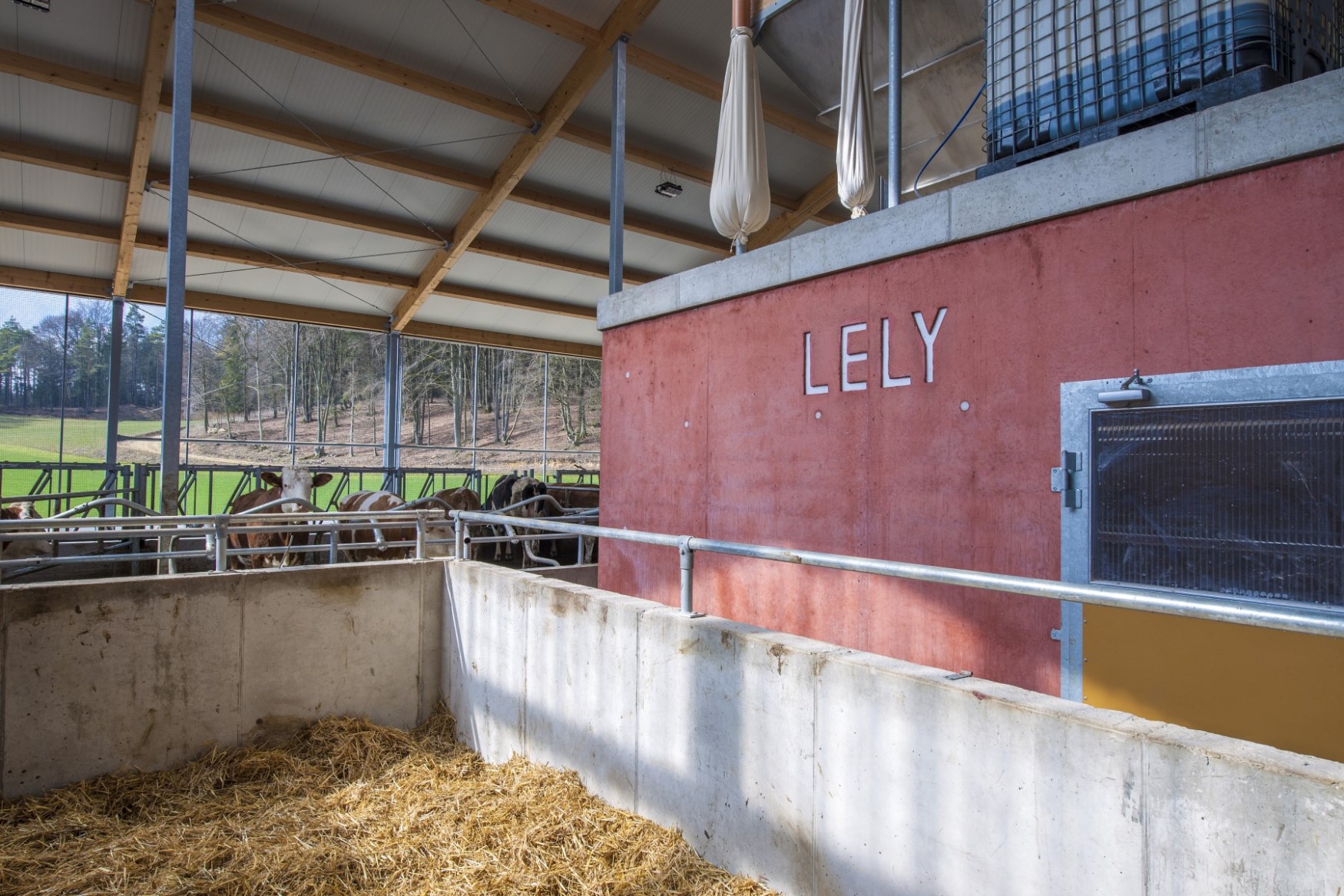 Ob beim Bau von Lagerflächen, Gülleanlagen, Ställen oder Wirtschaftswegen, Beton hat sich hier durch seine hervorragenden Eigenschaften bewährt.