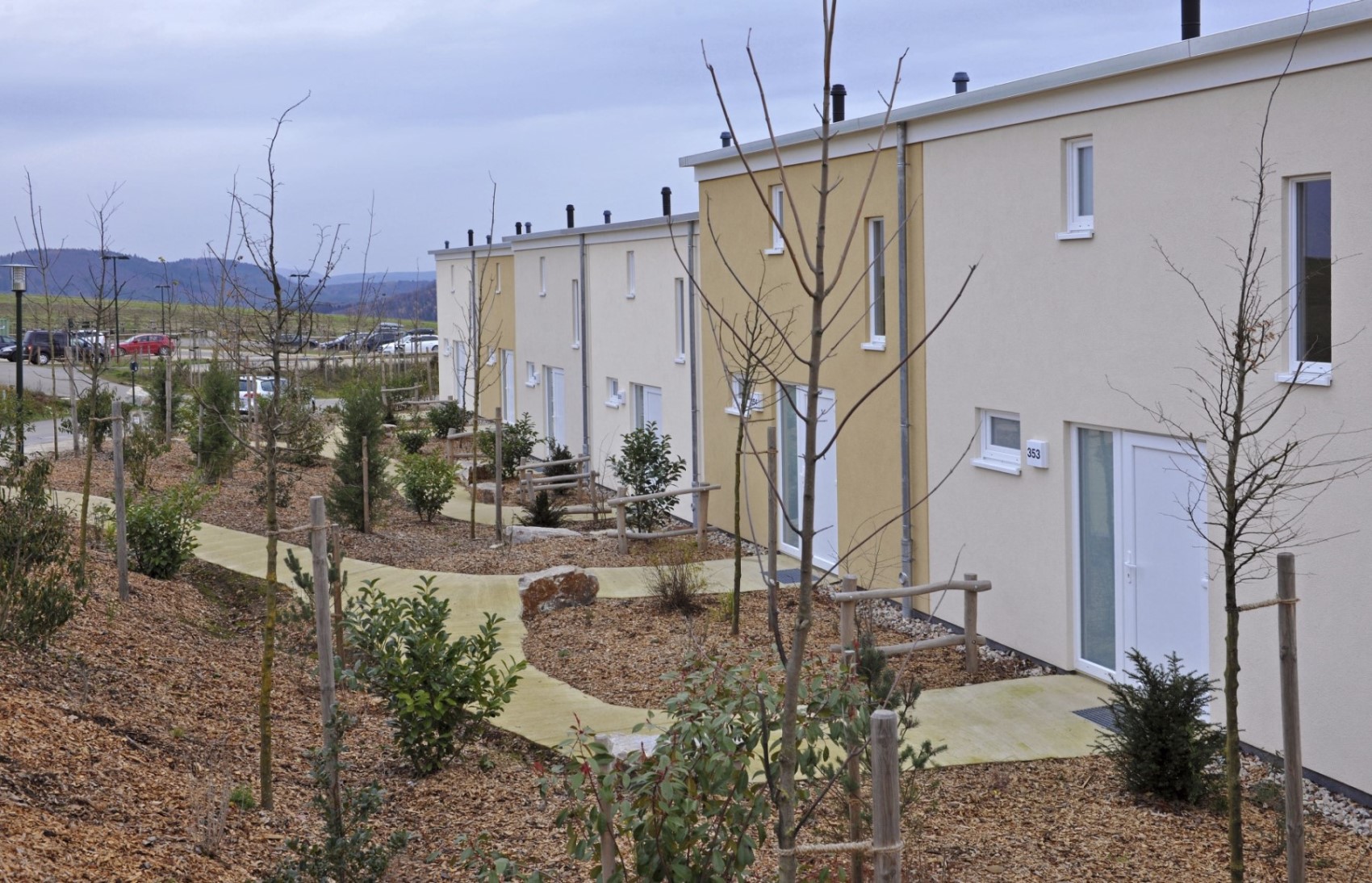 Für ca. 350 Ferienhäuser wurden die Terrassen und Zuwegungen mit ockergelbem Beton gestaltet, geliefert von der Heidelberger Beton GmbH - Gebiet Rhein-Nahe.