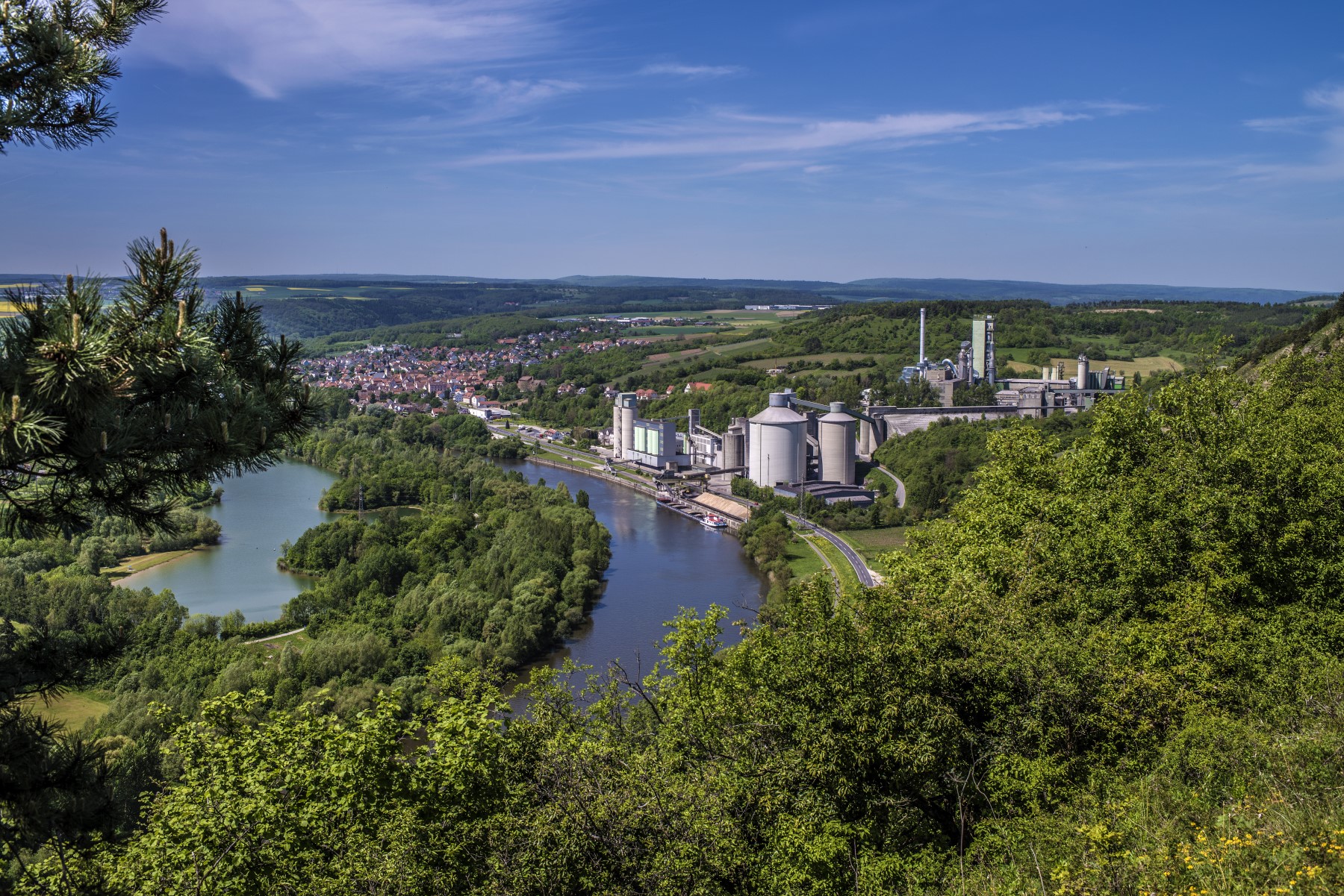 Im Werk Lengfurt von Heidelberg Materials soll 2025 die weltweit erste Carbon Capture and Utilisation (CCU)-Anlage im großtechnischen Maßstab in der Zementindustrie in Betrieb gehen.