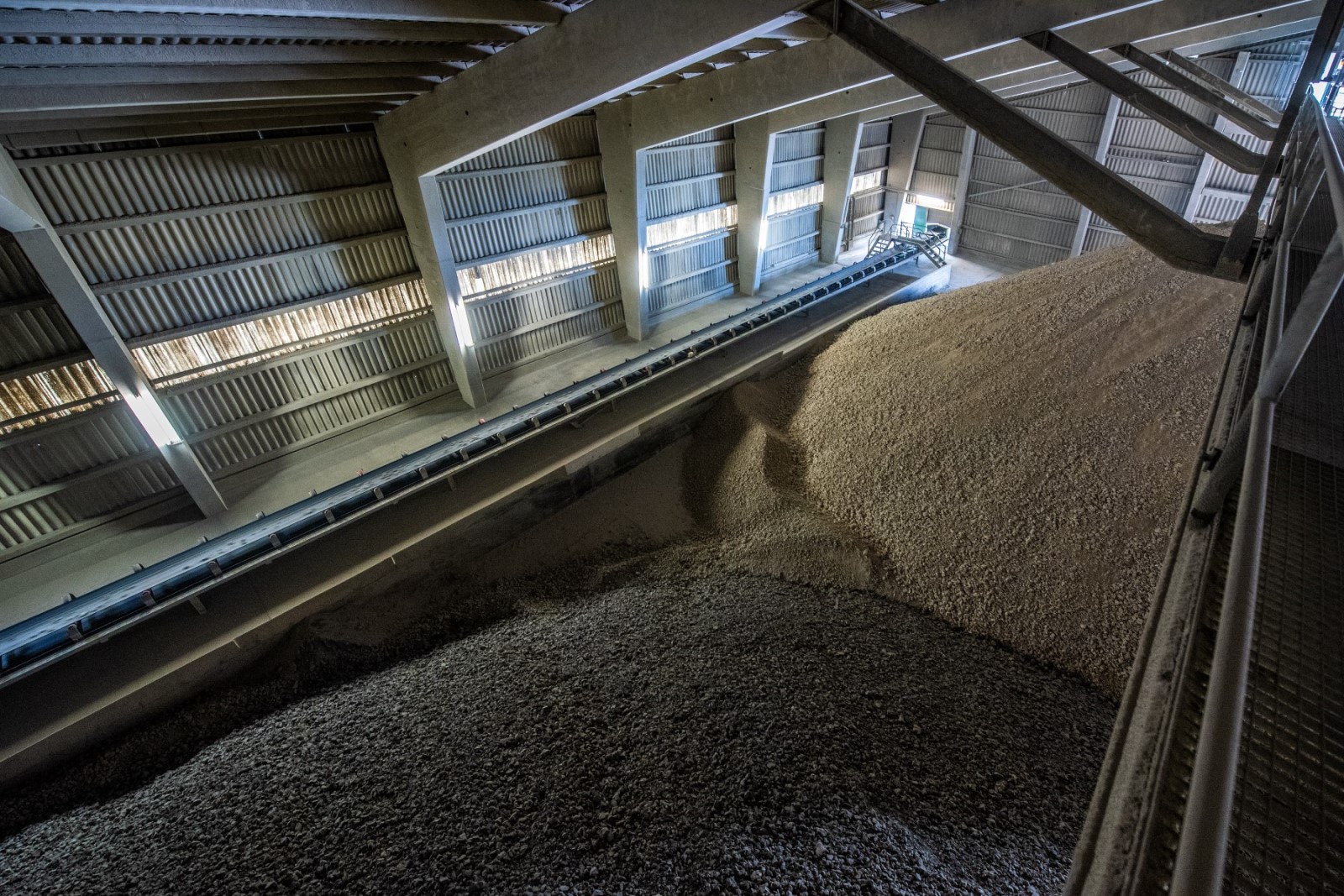 Homogenisierung - In der Schotterhalle des Zementwerks wird der Rohschotter in Mischbetten eingelagert dabei gleichzeitig homogenisiert (vergleichmäßigt).