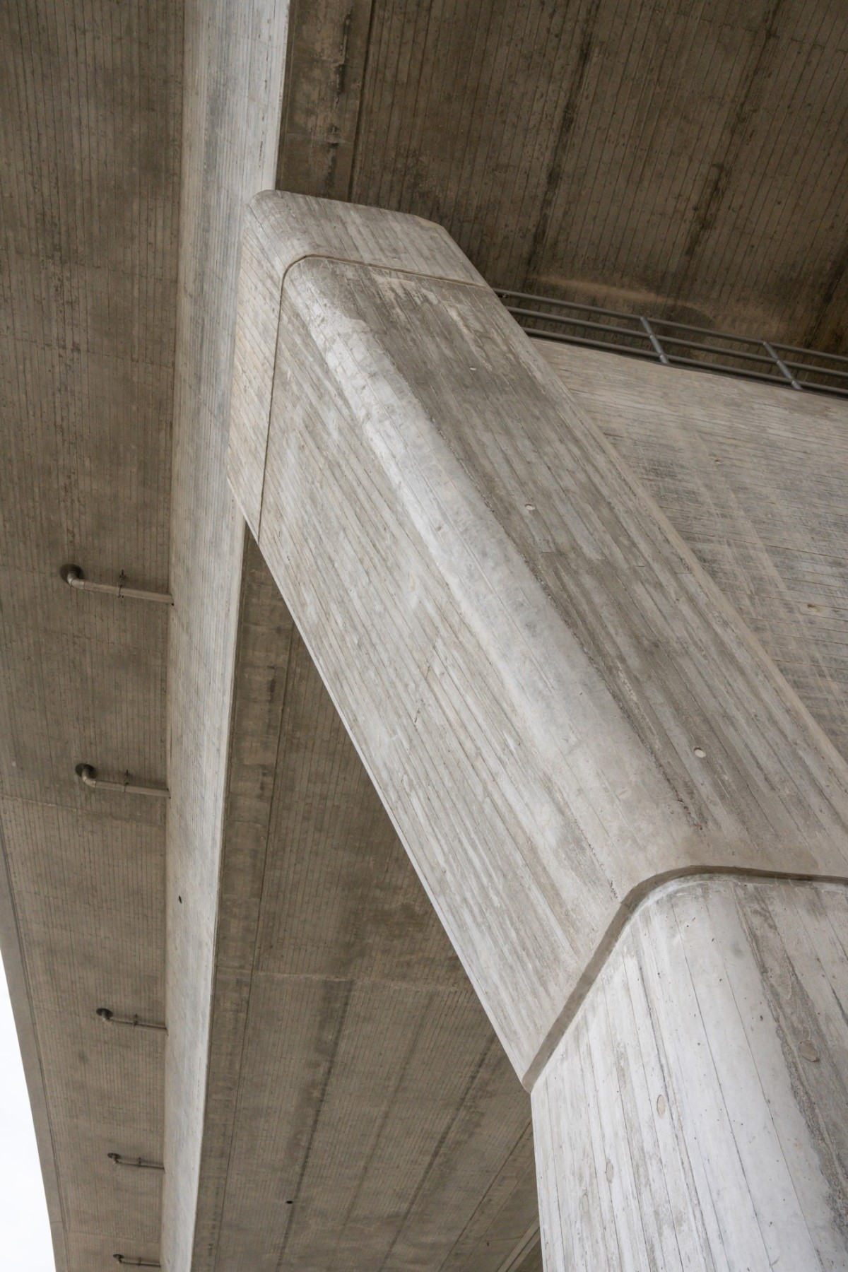 Große Betonmengen für Pfeiler, Fundament und Bohrpfähle der Brücke.