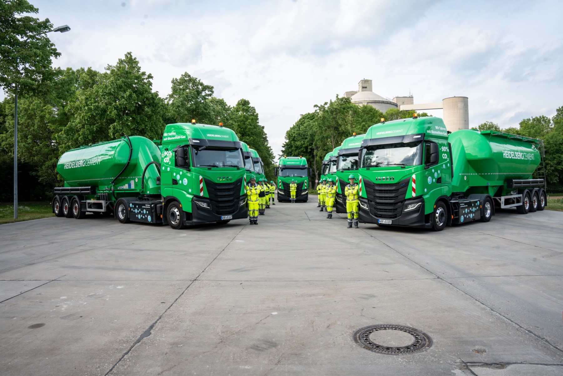 HeidelbergCement hat am Standort Ennigerloh-Nord seine Silozug-Flotte um zehn, mit komprimiertem Erdgas betriebene LKWs erweitert. Die neuen Fahrzeuge werden mit Biomethan-Gas betankt und weisen gegenüber Diesel-LKW einen um 90 Prozent reduzierten CO₂-Fußabdruck auf.