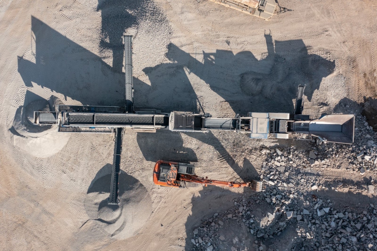 HeidelbergCement wurde für sein innovatives Konzept ReConcrete-360° mit dem Deutschen Innovationspreis für Klima und Umwelt (IKU) in der Kategorie „Prozessinnovationen für den Klimaschutz“ ausgezeichnet. Bei ReConcrete-360° wird Altbeton durch neuartige Verfahren zerkleinert und nahezu sortenrein in seine Bestandteile getrennt.