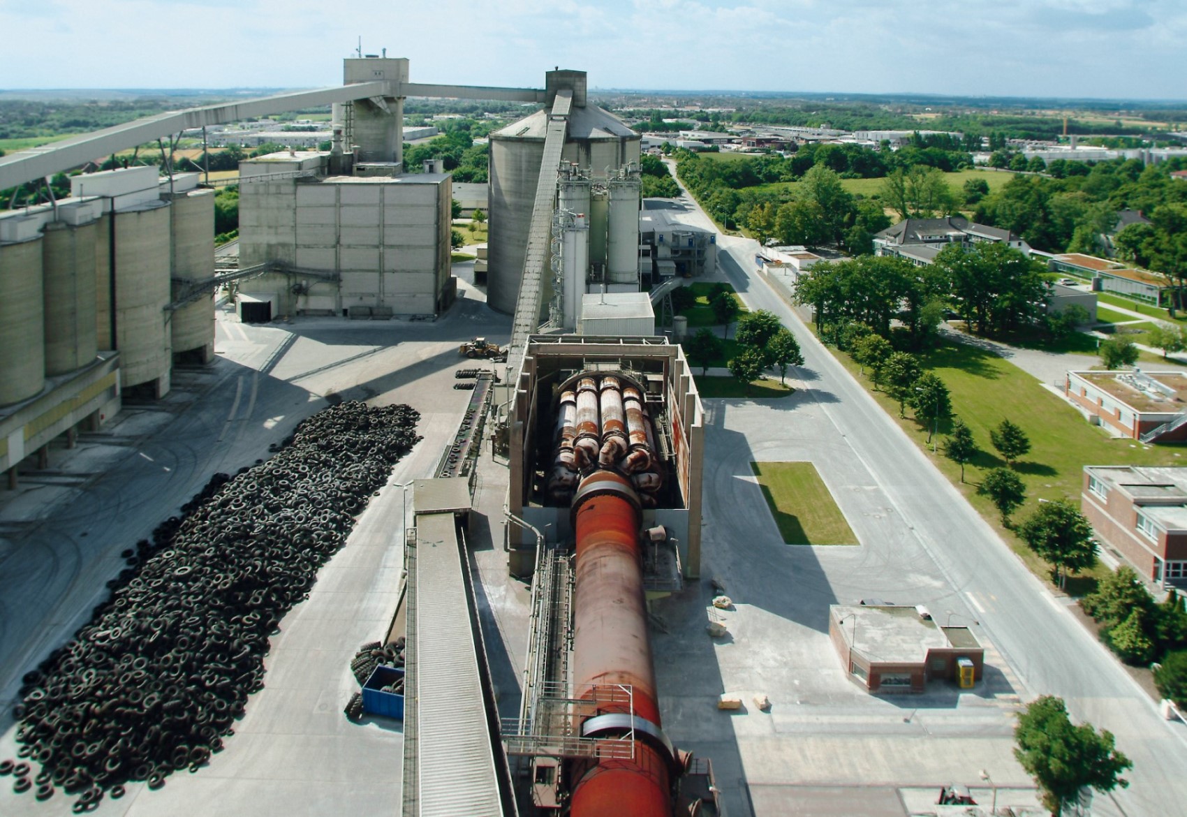 Blick vom Wärmetauscherturm auf den Ofen des Zementwerks Ennigerloh.