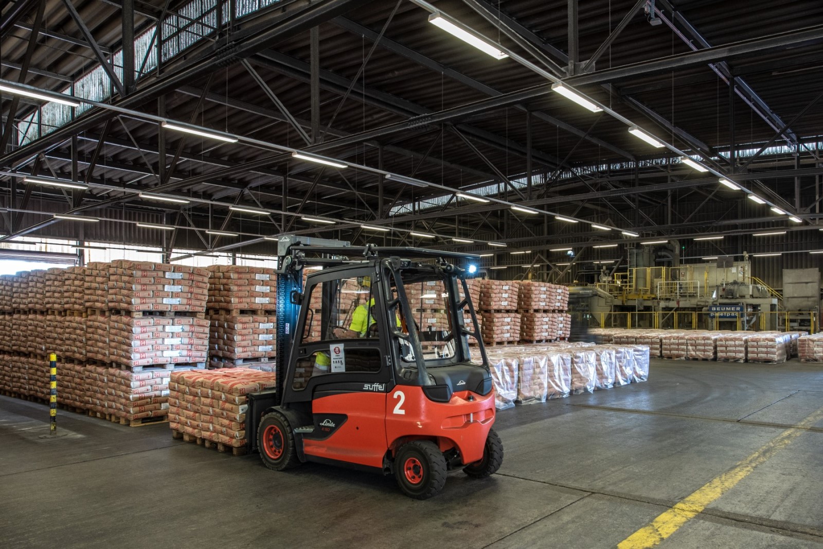 Verpackung / Sackzement - Ein kleiner Anteil des Zementes erreicht den Kunden als Sackware, abgefüllt durch Rotopacker und gestapelt über automatische Palettieranlagen.