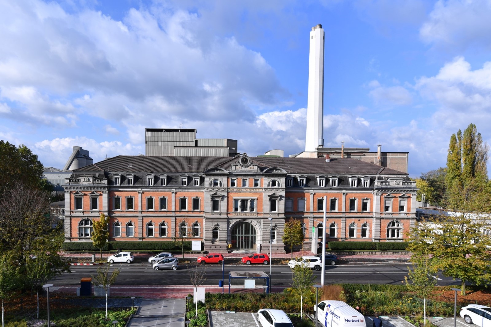 Blick auf das Verwaltungsgebäude vor dem Zementwerk Leimen.