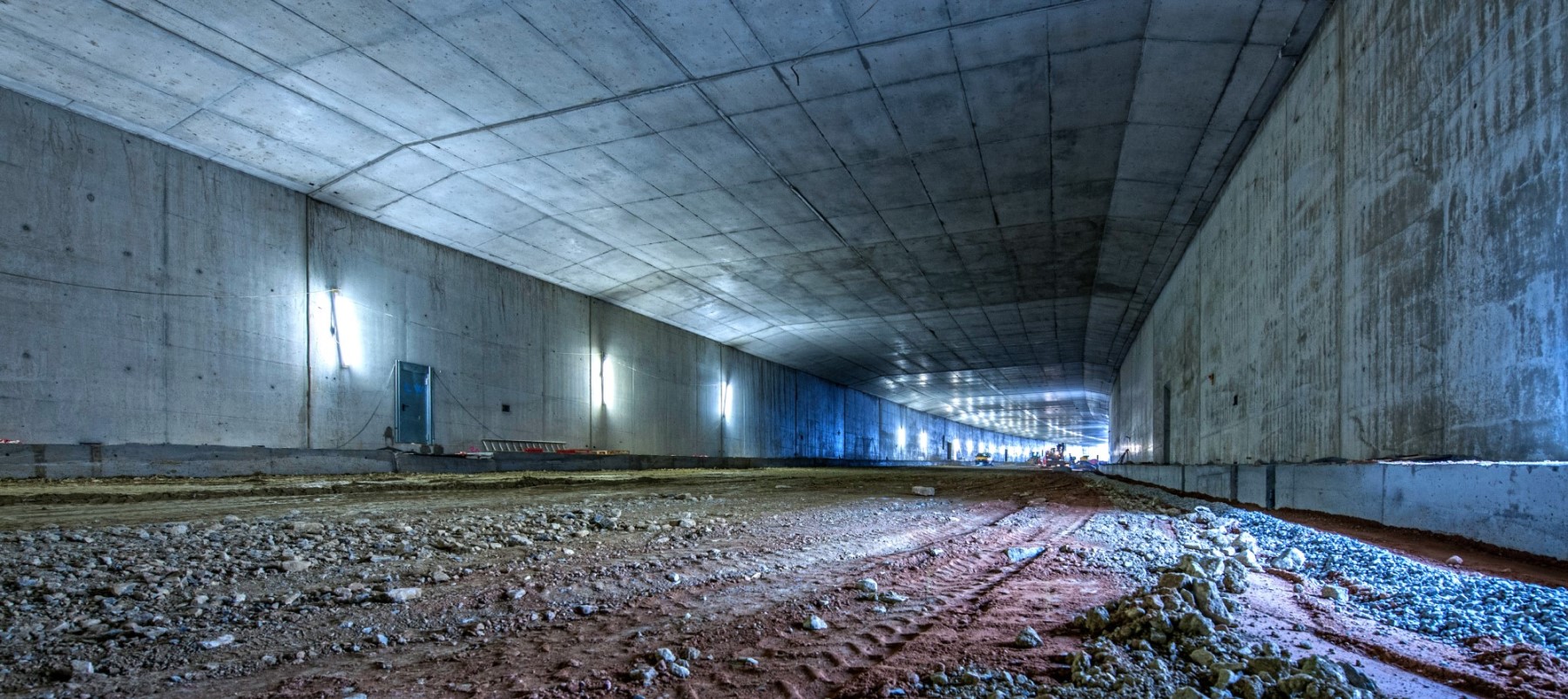 Faserbeton ist ein Beton, bei dem Frischbeton Fasern zugegeben werden, um die Zugfestigkeit, Schlagfestigkeit und Verformbarkeit des Festbetons zu verbessern. Er wird entweder mit Kunststofffasern (Polymerfasern) oder Glasfasern hergestellt.