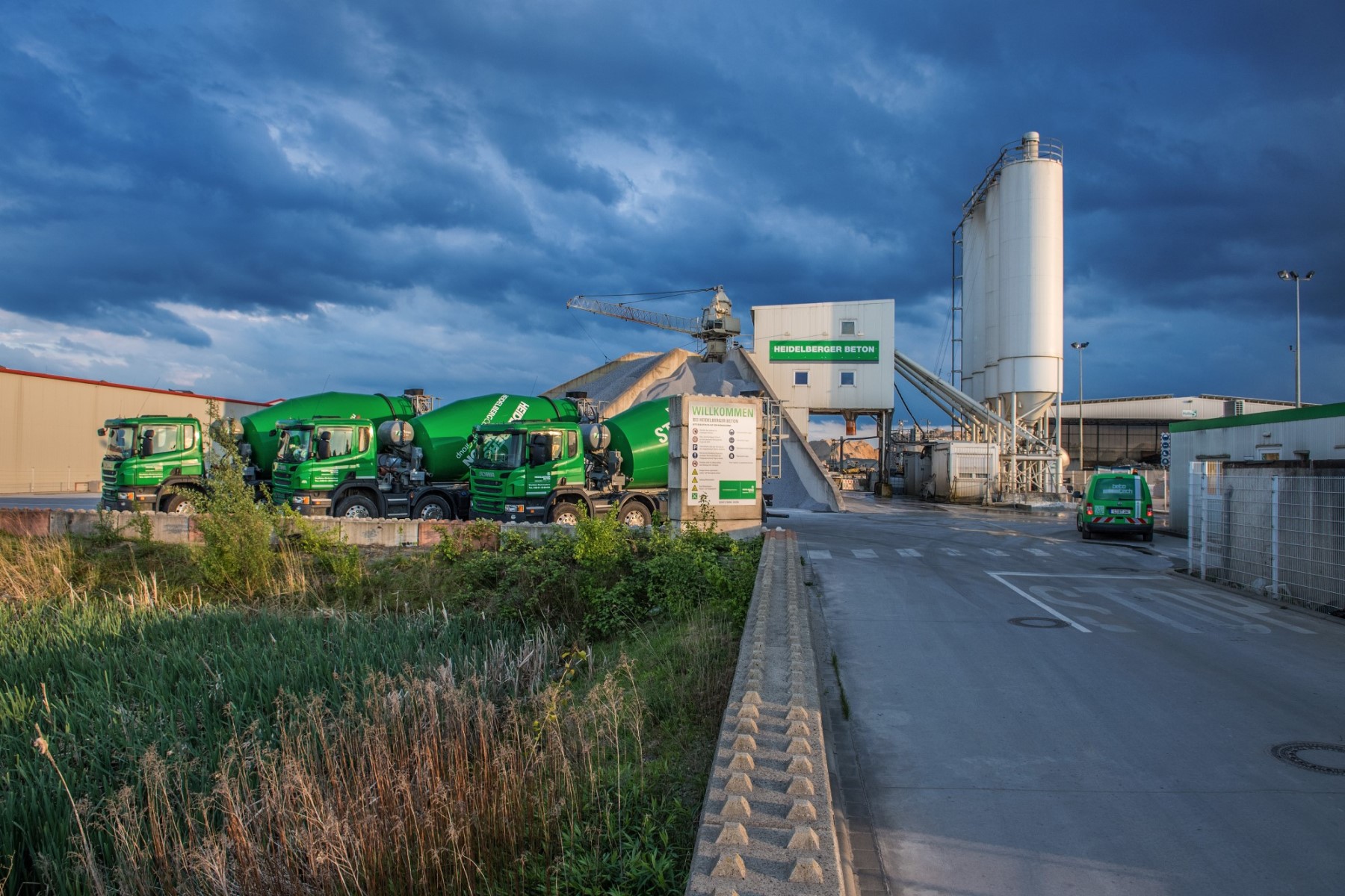 Heidelberger Beton liefert aus einem der bundesweit rund 170 Transportbetonwerke mit einem leistungsstarken und modernen Fuhrpark für Ihr nächstes Betonprojekt.