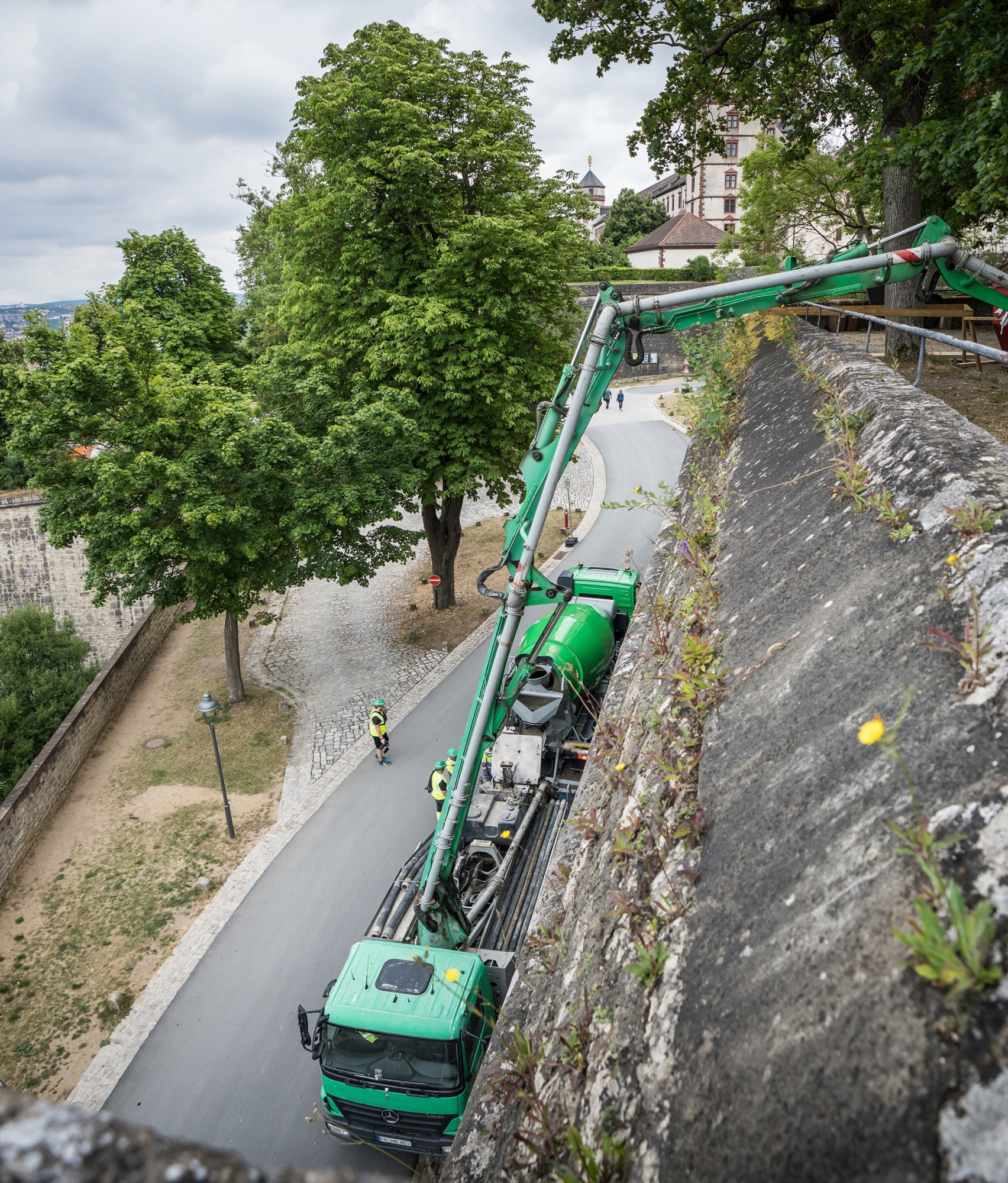 Eine zweite Betonpumpe leitete den Beton über eine zweite Festungsmauer direkt zum Verarbeitungsort.