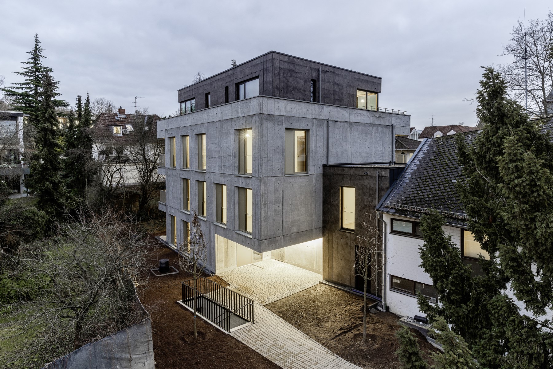 Das Mehrfamilienhaus liegt geschützt zwischen denkmalgeschützten Villen der Gründerzeit.