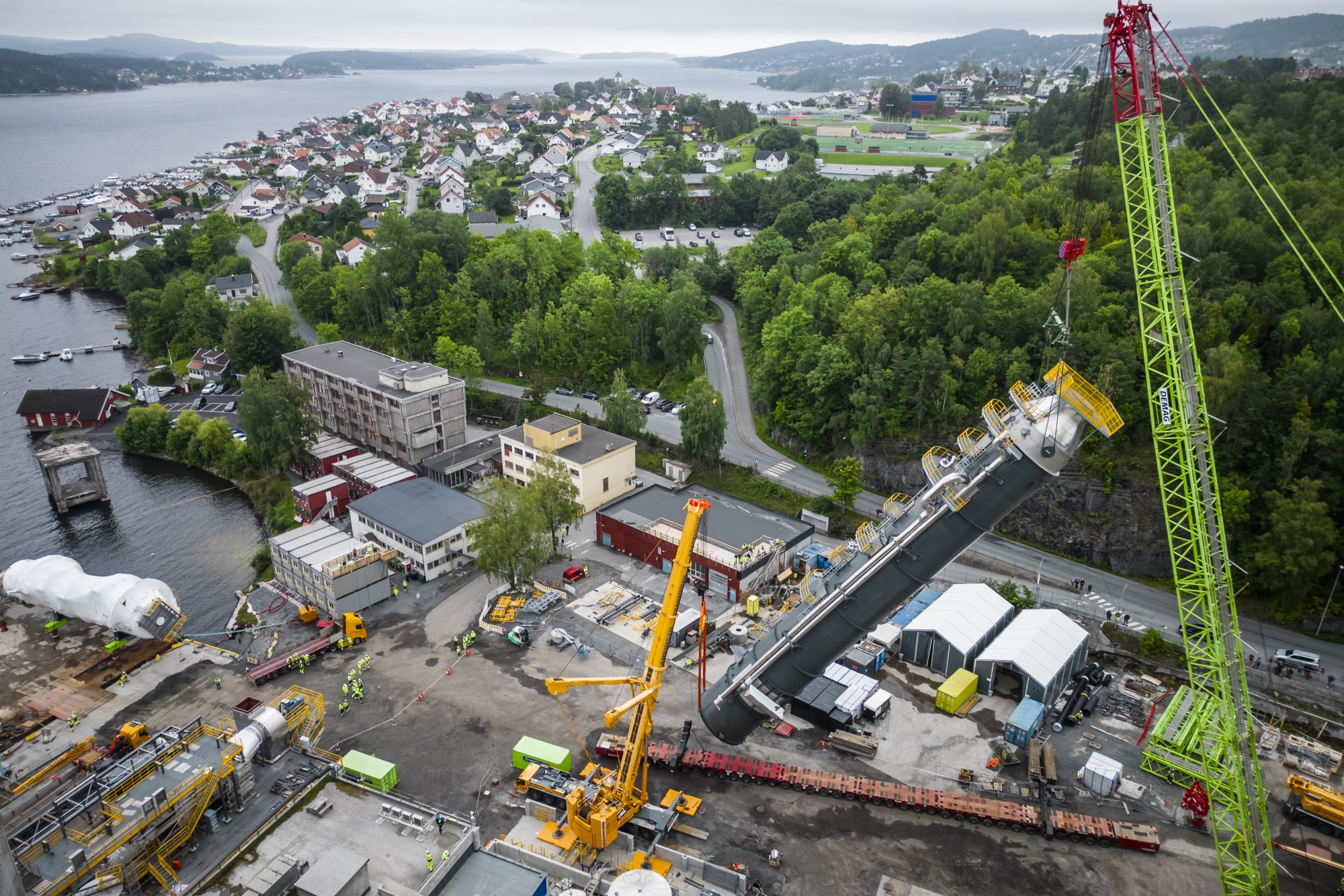 Erfolgreiche Installation des Absorbers, des Herzstücks der CCS-Anlage in Brevik, im Sommer 2023.