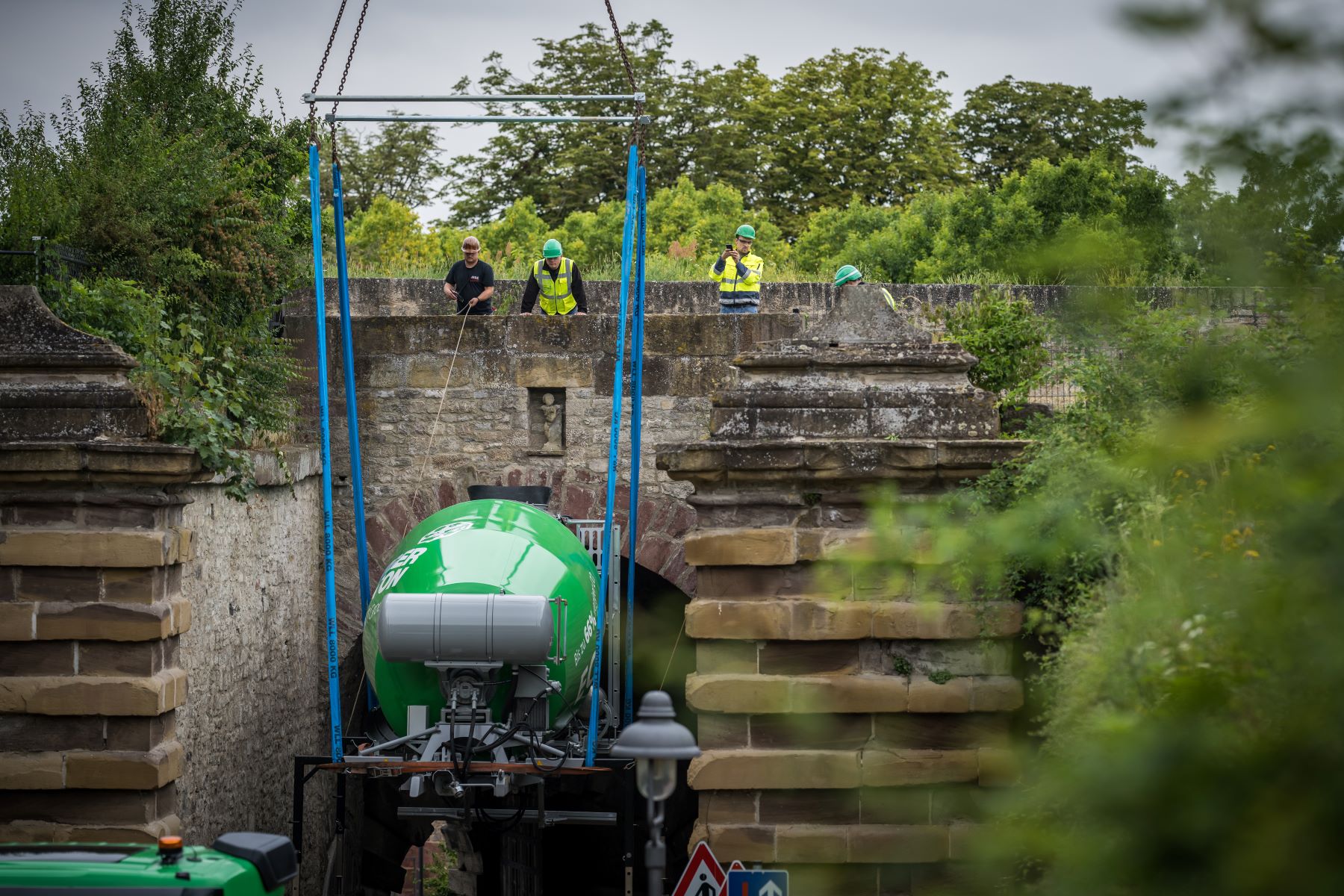 Die Betonmischtrommel schwebt über die rund 12 Meter hohe Mauer der Festung ins Innere der Anlage.