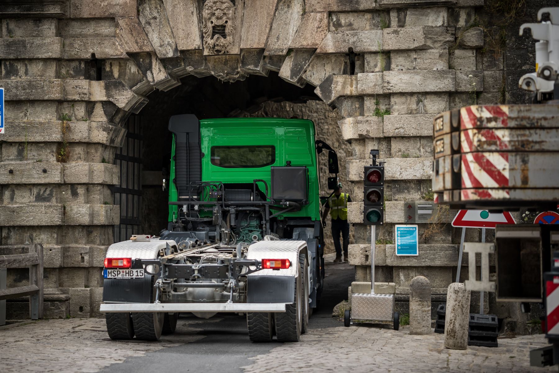 Der Fahrmischer ohne Trommel fährt auf die andere Seite der Festungsmauer