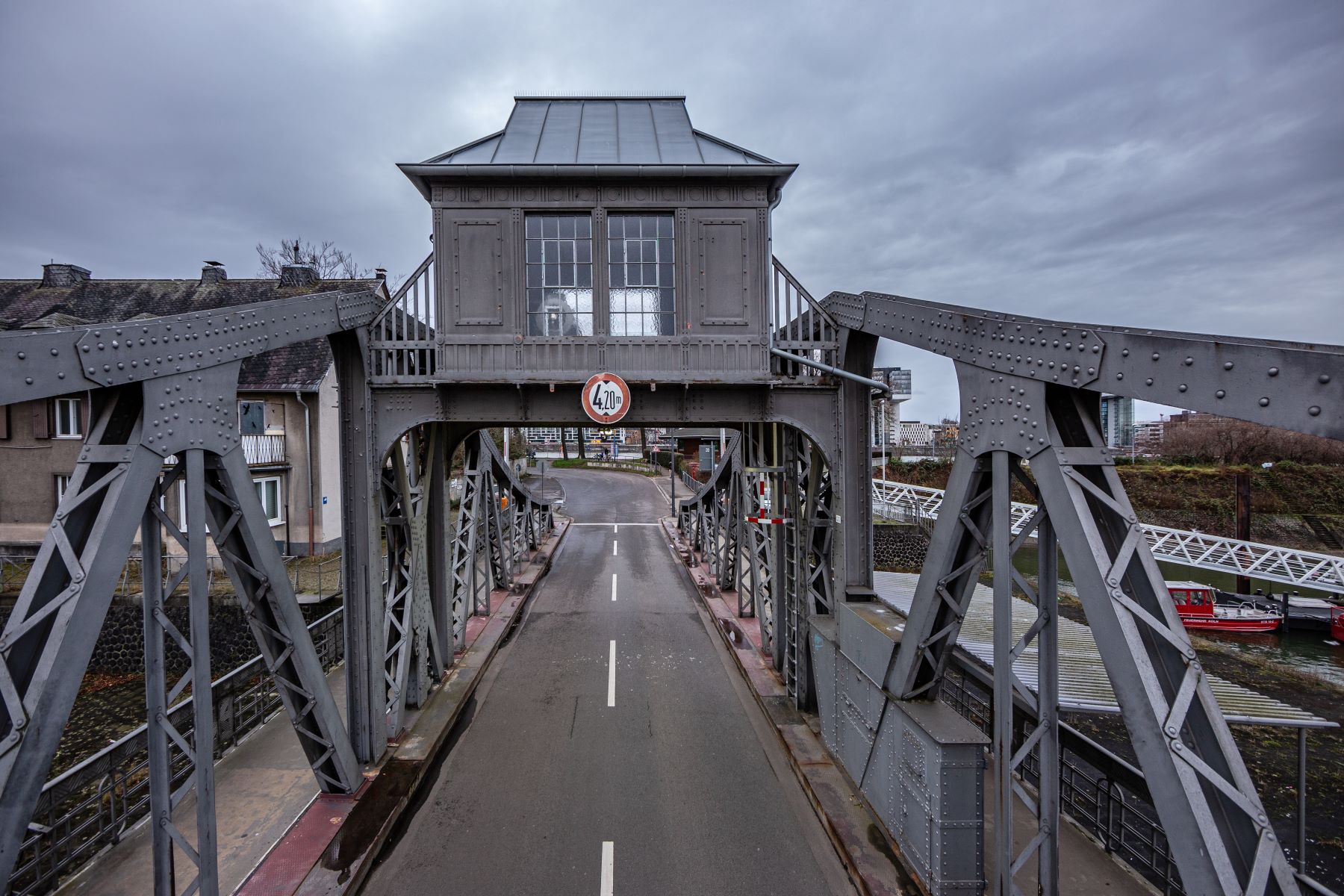 Im Schwerpunkt der Konstruktion thront das  stählerne Maschinenhäuschen über der Fahrbahn.