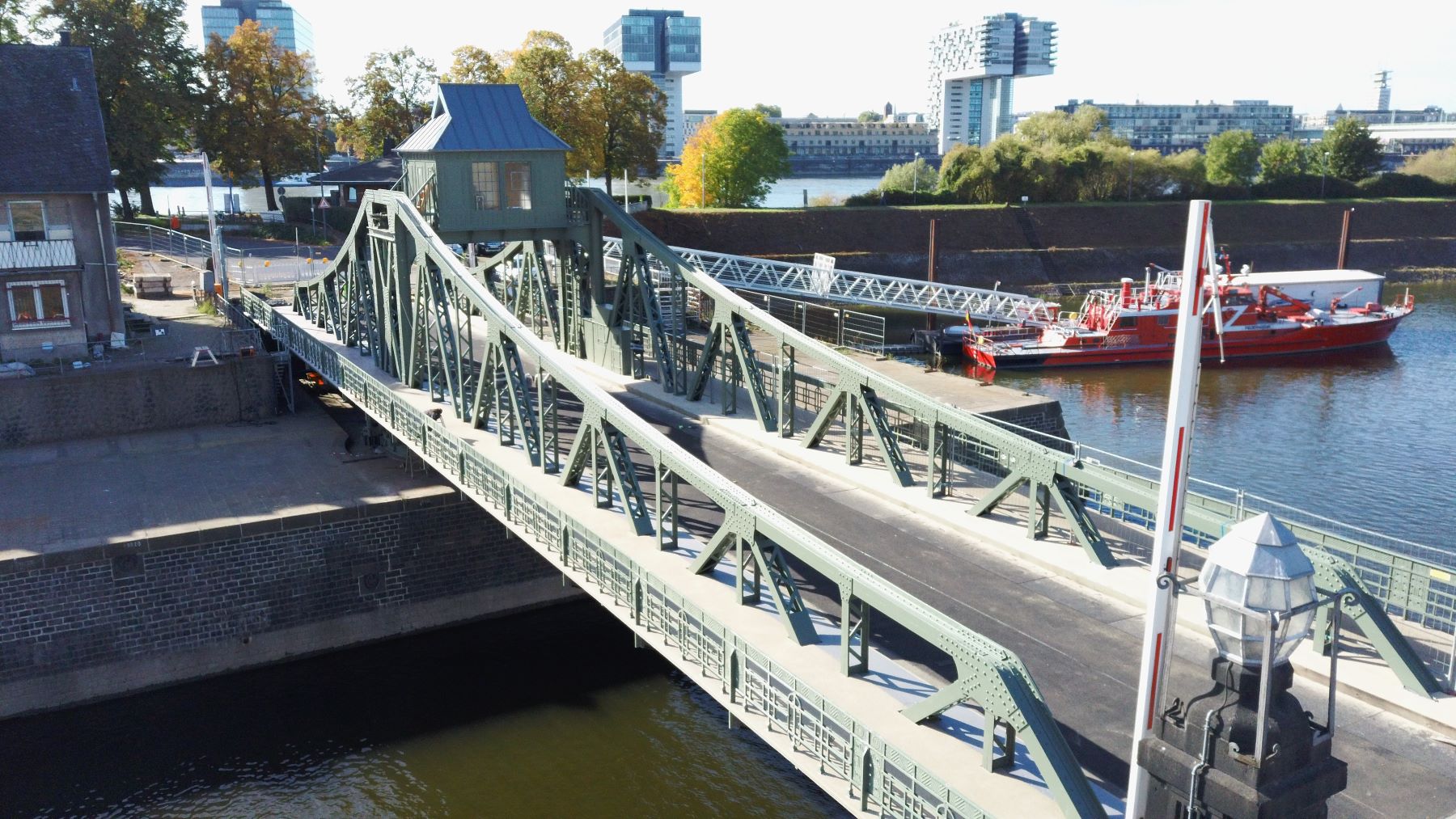 Die Drehbrücke führt seit mehr als 114 Jahren Fußgänger, Radfahrer und längst auch Autofahrer  über die Einfahrt zum Hafenbecken hinüber zu den Grünanlagen am Rhein