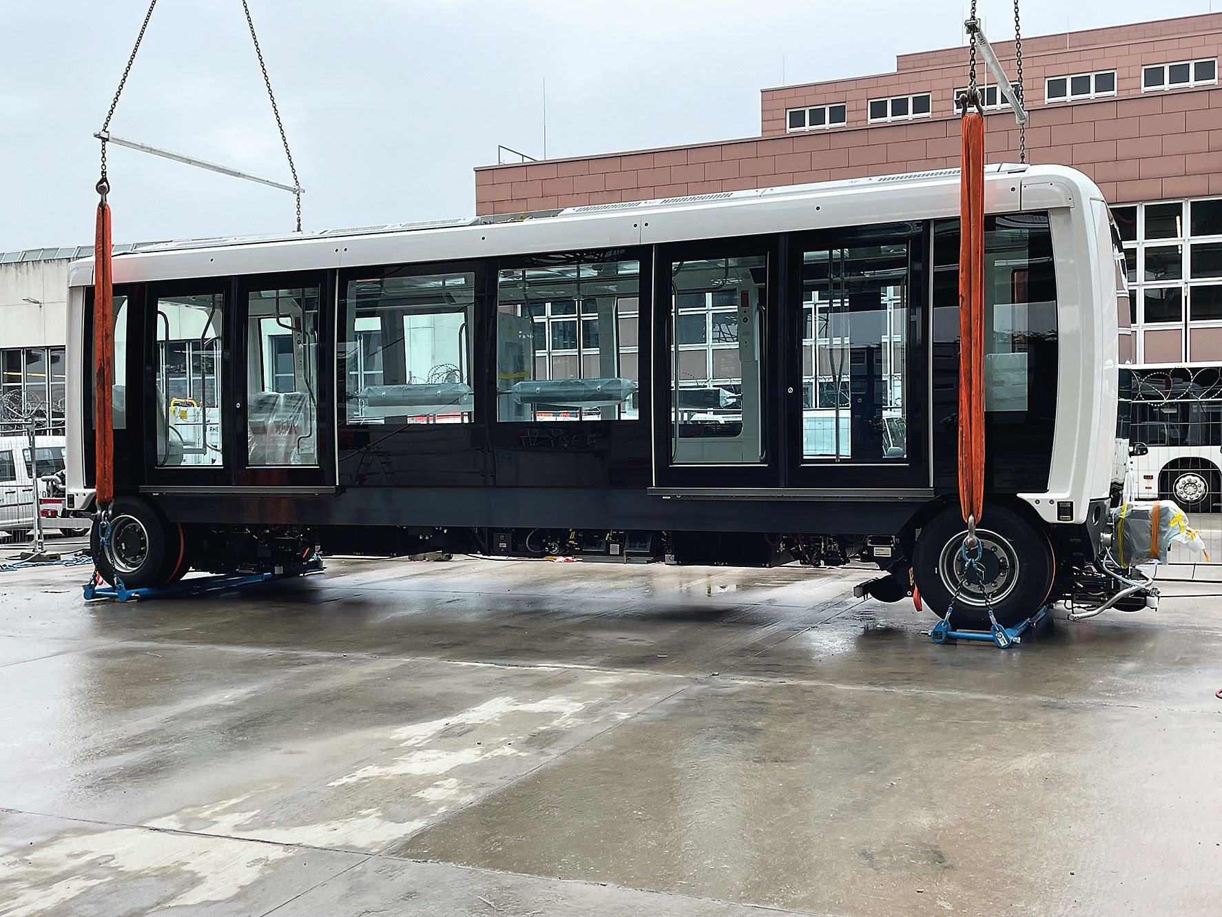 Jeder Wagen ist rund elf Meter lang, 2,80 Meter breit und wiegt 15 Tonnen. Im Fahrbetrieb sind zwei Wägen aneinander gekoppelt.