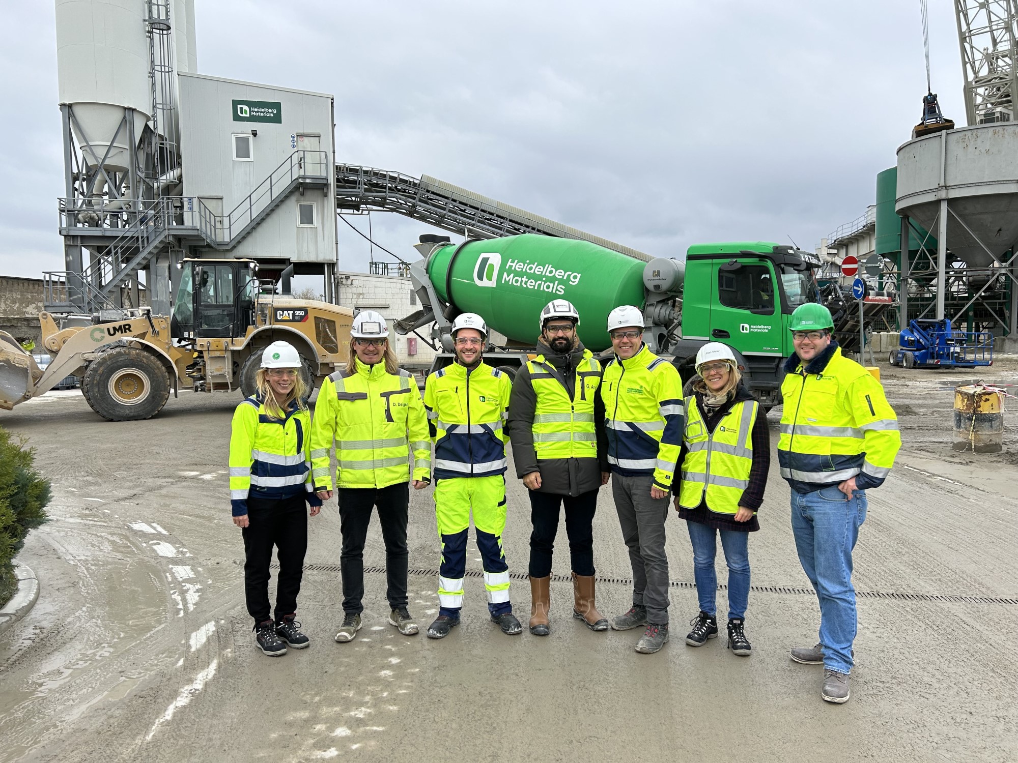 Heidelberg Materials Mineralik und UM Recycling, ein Unternehmen der Antal-Gruppe, arbeiten jetzt eng im Großraum Frankfurt zusammen. Im Bild Vertreter der UM Recycling/Antal Gruppe und von Heidelberg Materials (v.l.n.r.): Berit Weldner, Daniel Deigert, Matthias Elser, George Antal, Stefan Heger, Joan Meier und Philipp Dreis.