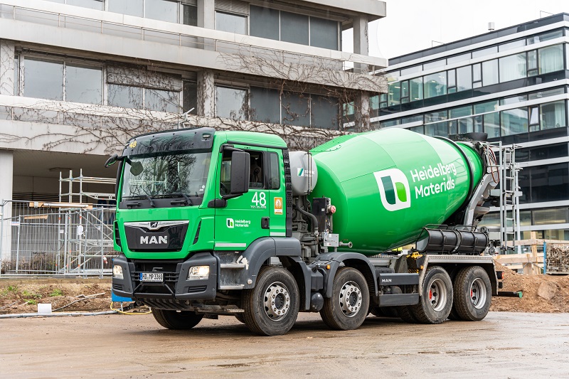 Betonanlieferung mit Fahrmischer von Heidelberg Materials