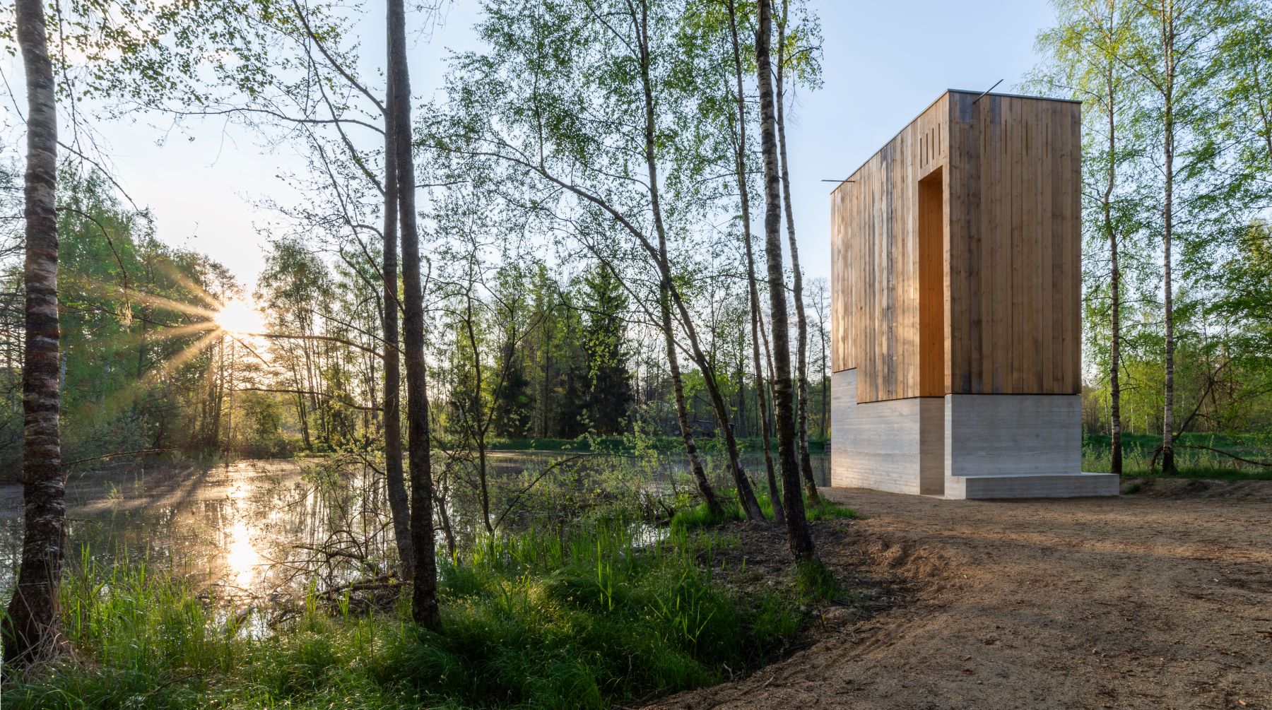 Weißbeton und Holz verschmelzen zu Kapelle