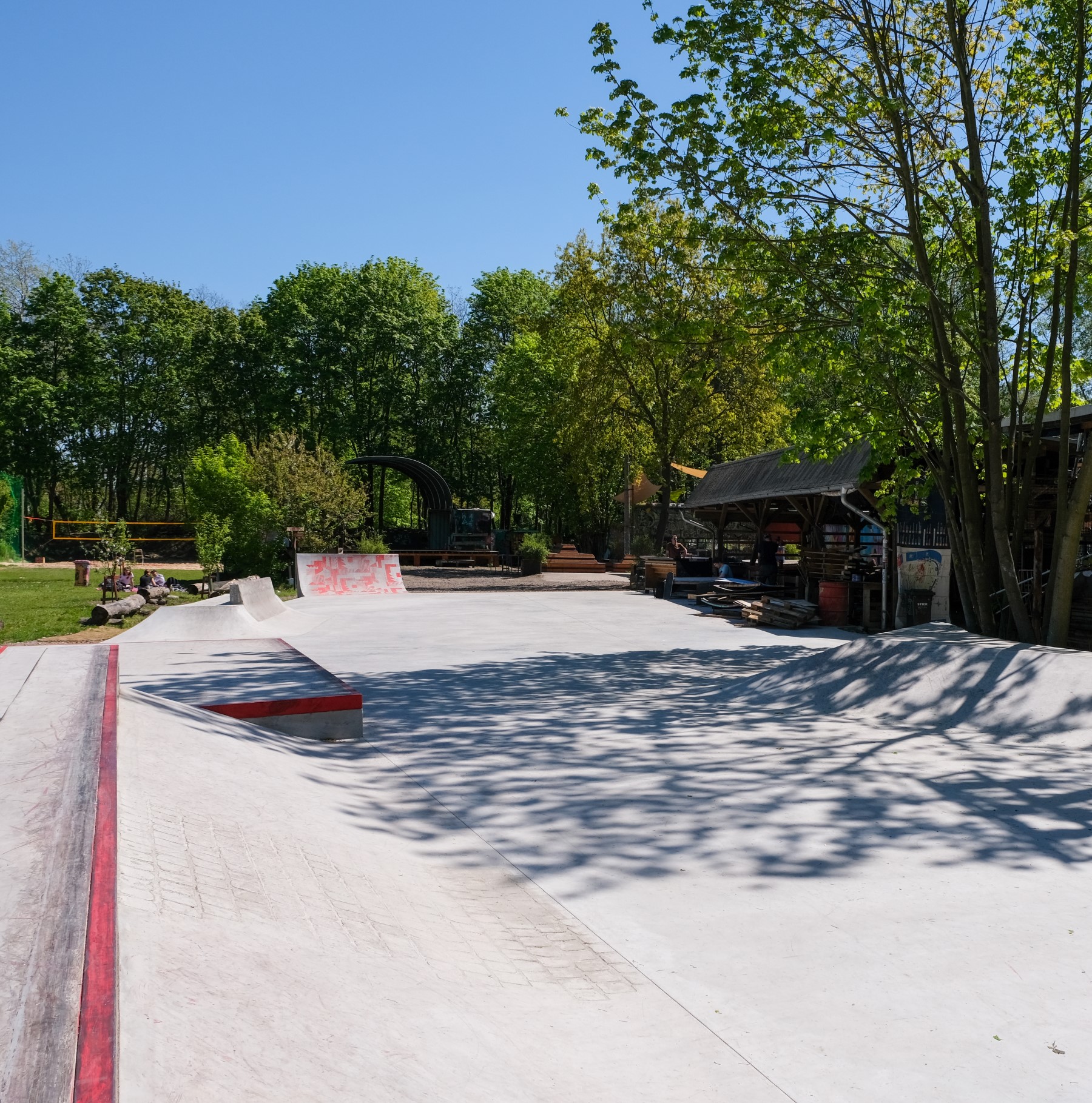 Mellowpark in Berlin gebaut mit Spritzbeton, im Hintergrund grüne Bäume