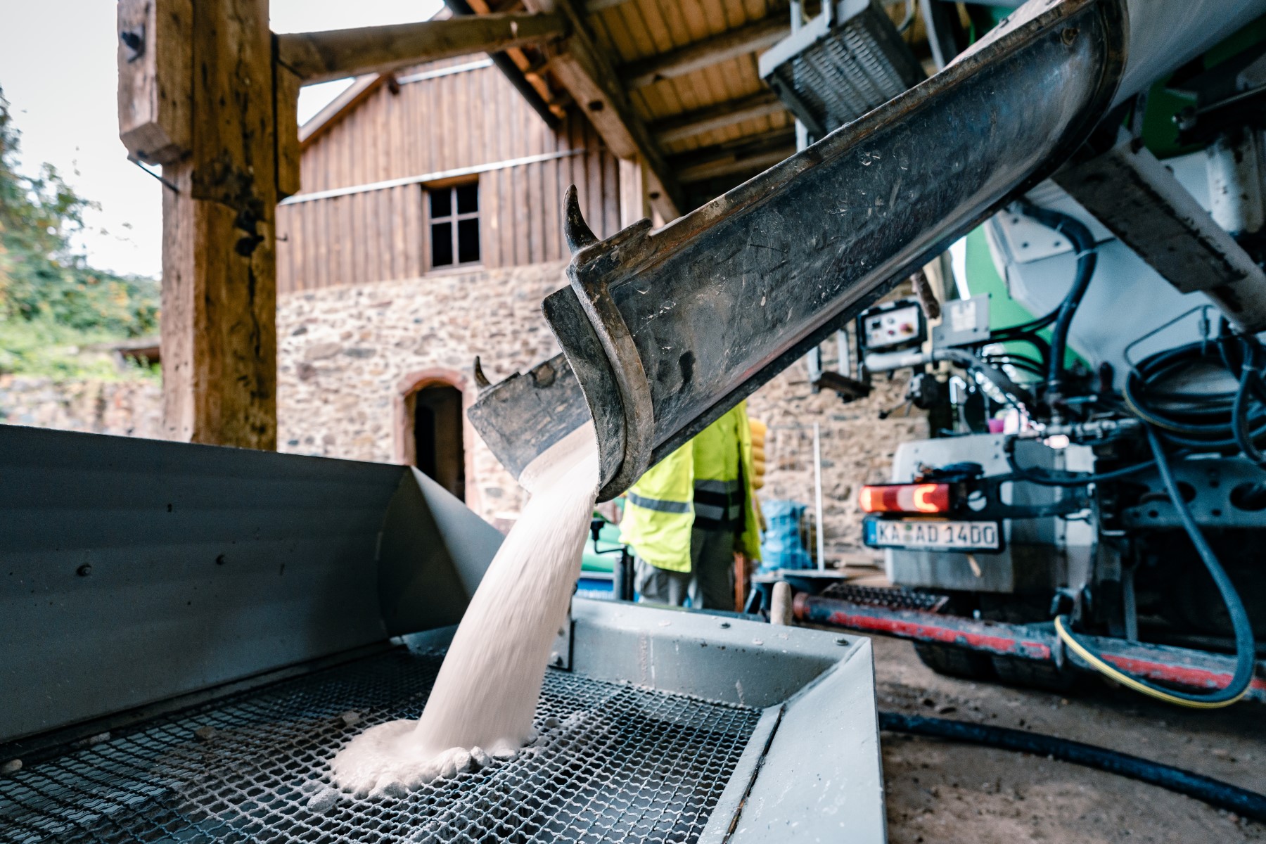 Anhyment Calciumsulfat-Fließestrich direkt einbaufertig aus dem Fahrmischer