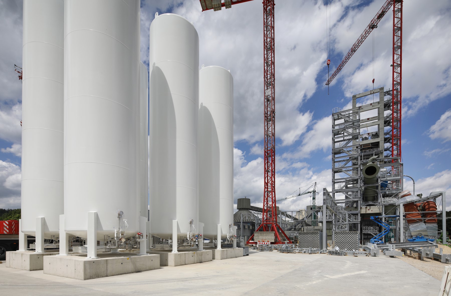 Anlieferung und Installation von sechs Sauerstofftanks