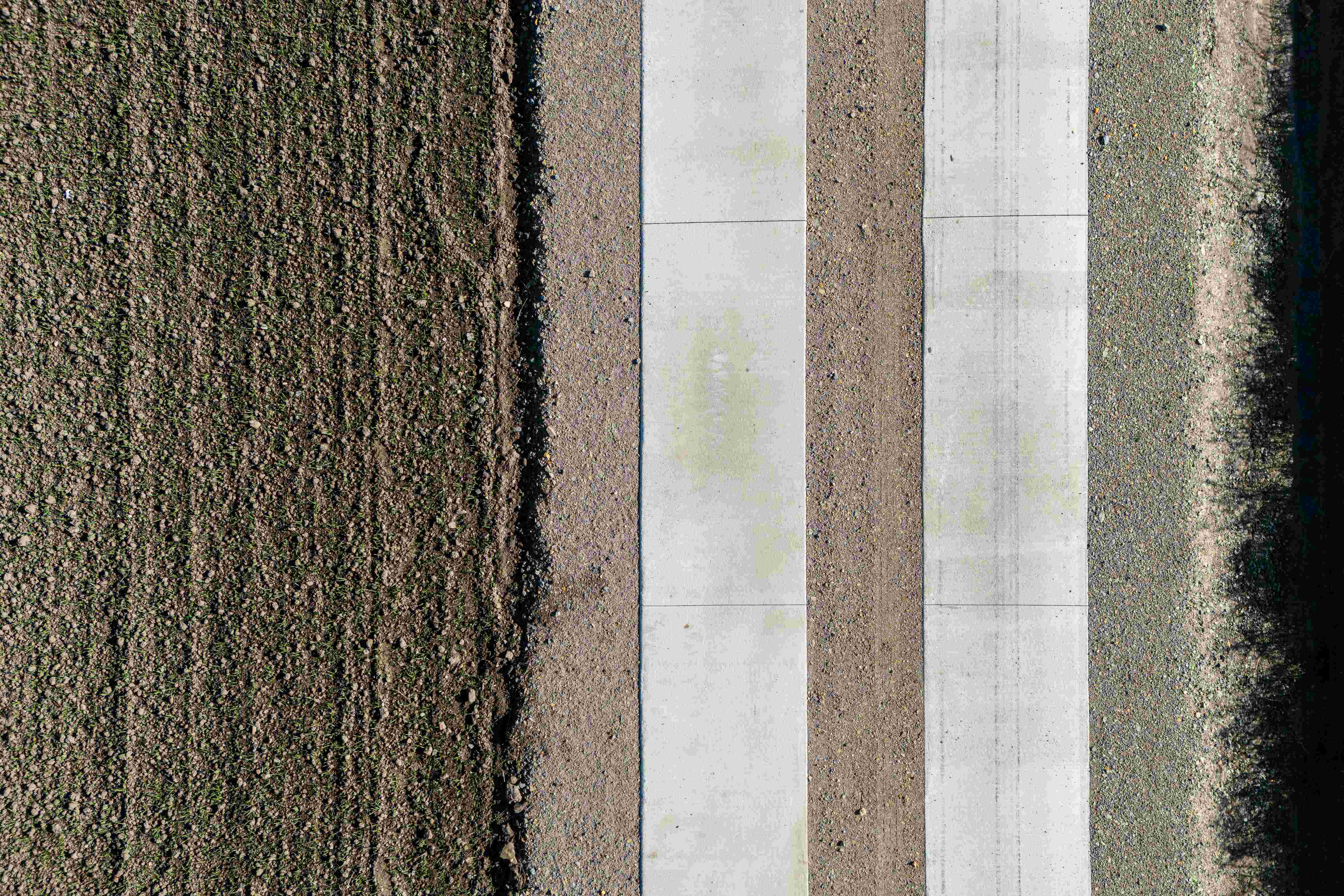 Im Abstand von 300 Metern haben wir zusätzlich vollflächige Ausweichstellen betoniert, sodass dort zwei Lkw oder ein Traktor und ein Pkw gut aneinander vorbeifahren können.