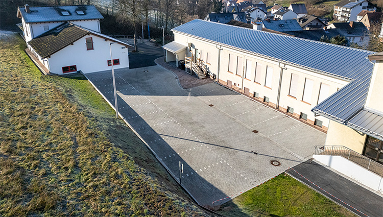 Heidelberg Materials ist hier ein wichtiger Partner des Unternehmens. „Bereits seit Jahren arbeiten wir an modernen Zementsorten mit einem geringeren Klinkeranteil für den Betonwarenbereich."
