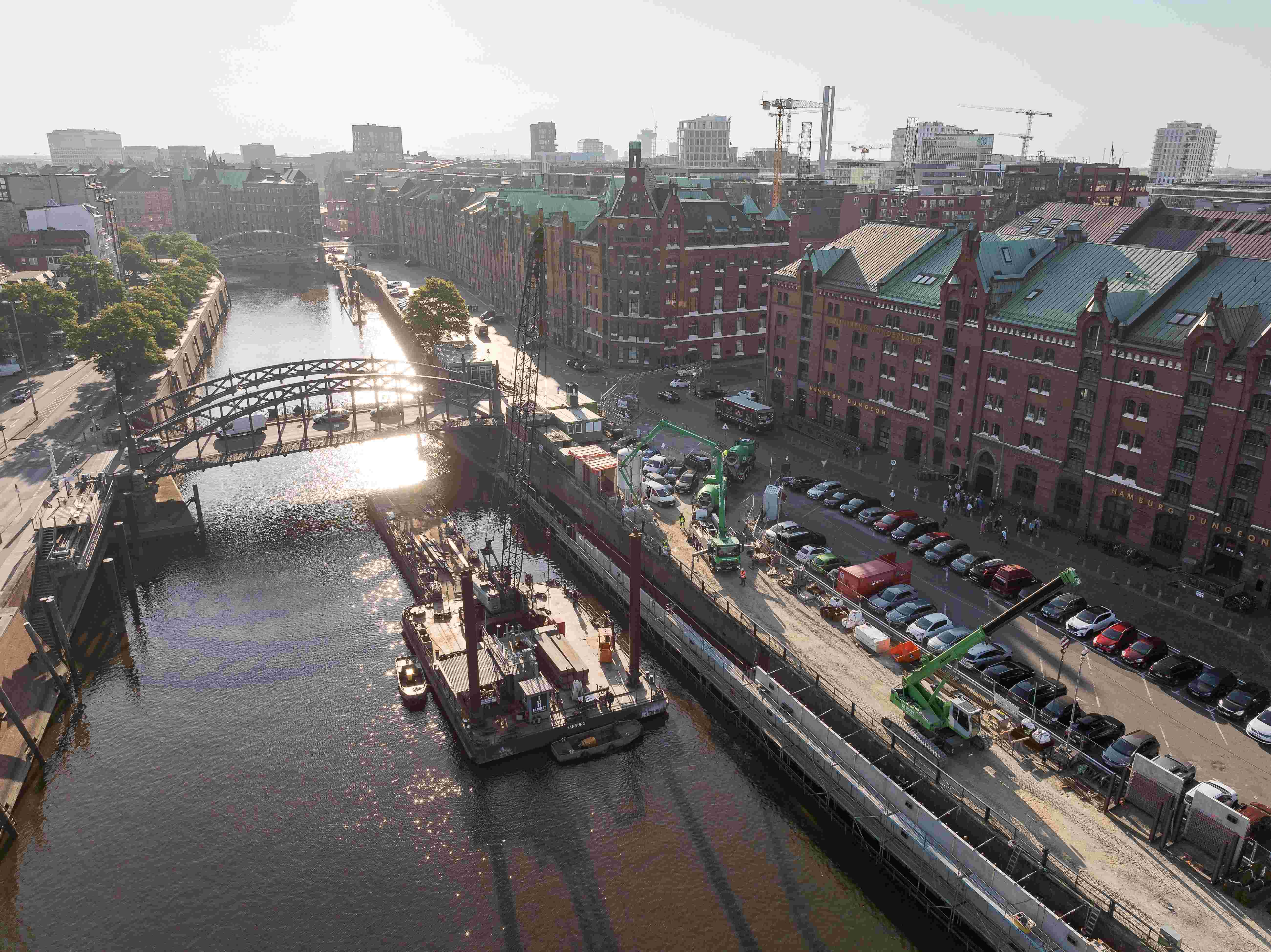 Die Kaimauern, auf denen die Speicherstadt steht, sollen nachhaltig saniert werden. Wesentliche Gründe für die entstandenen Schäden sind der höhere Wasserdruck infolge des sich seit Jahrzehnten verändernden Tidehubs.