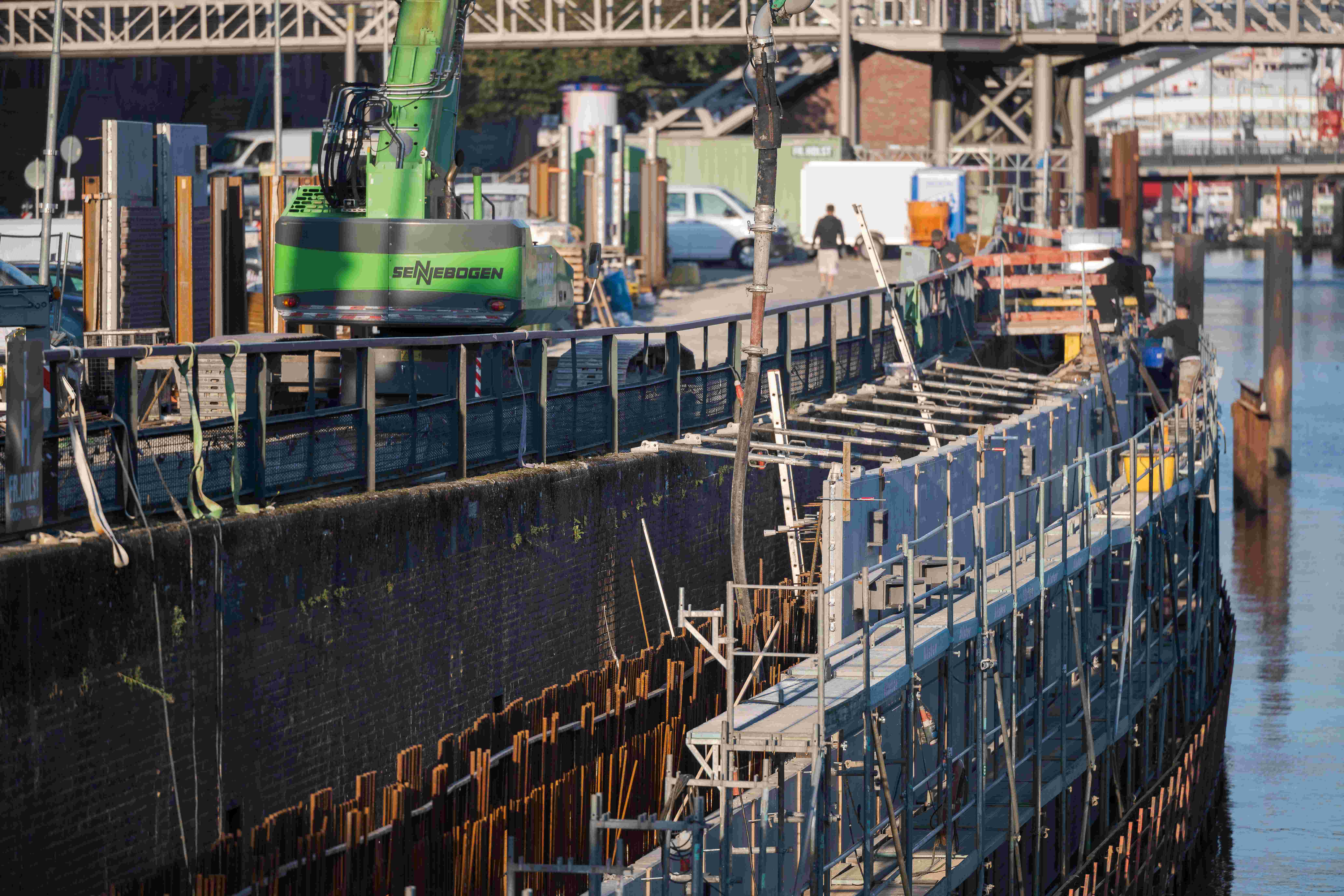 Für die Errichtung der neuen Kaimauer wurde ein komplexer Ablauf geplant, um den besonderen Bedingungen der Baustelle gerecht zu werden. Die zirka 180 Meter lange Spundwand benötigte über 800 Tonnen Spundwandstahl.