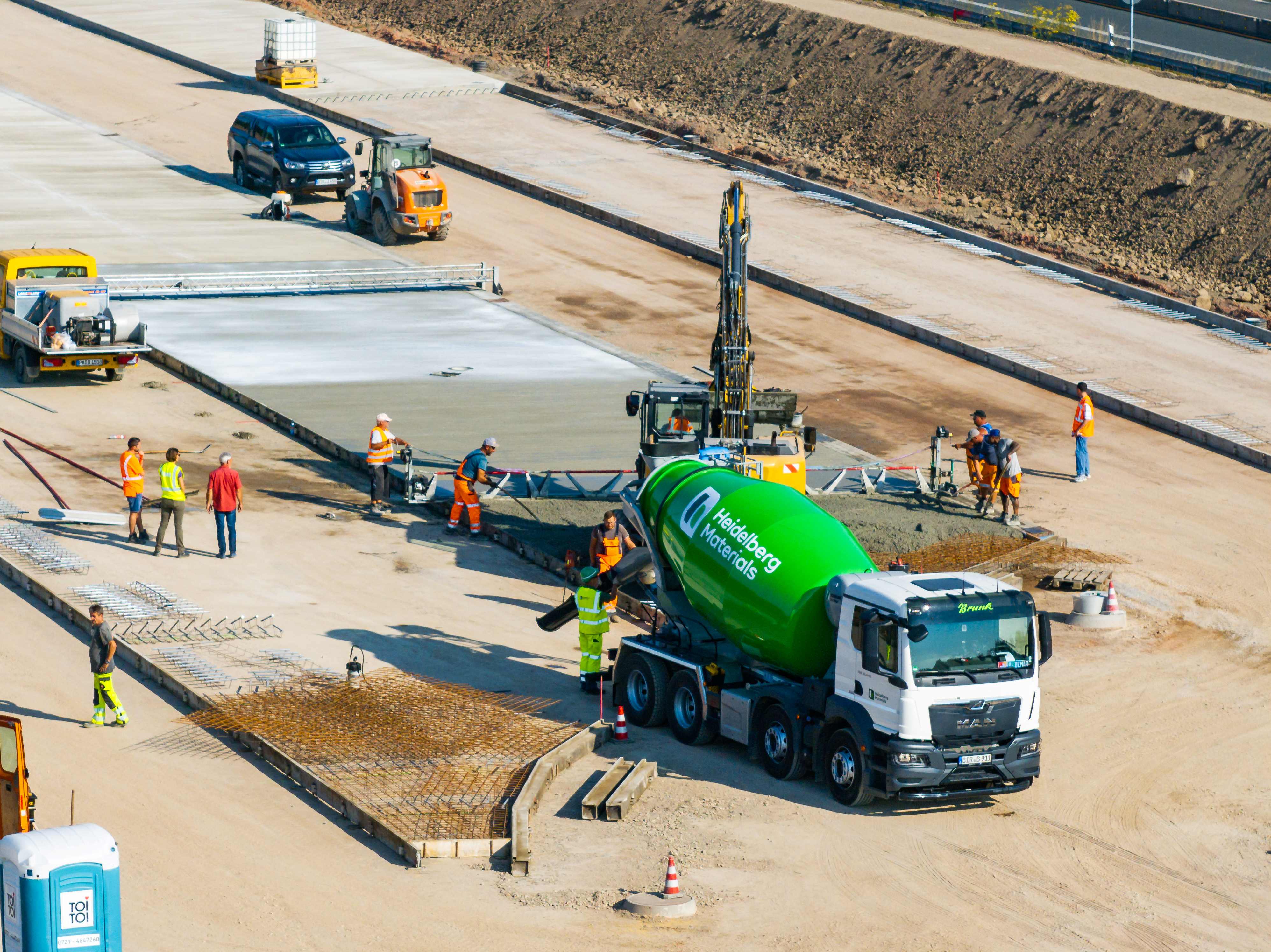 70% Rezyklat mit evoBuild Zement für Fahrbahndecke