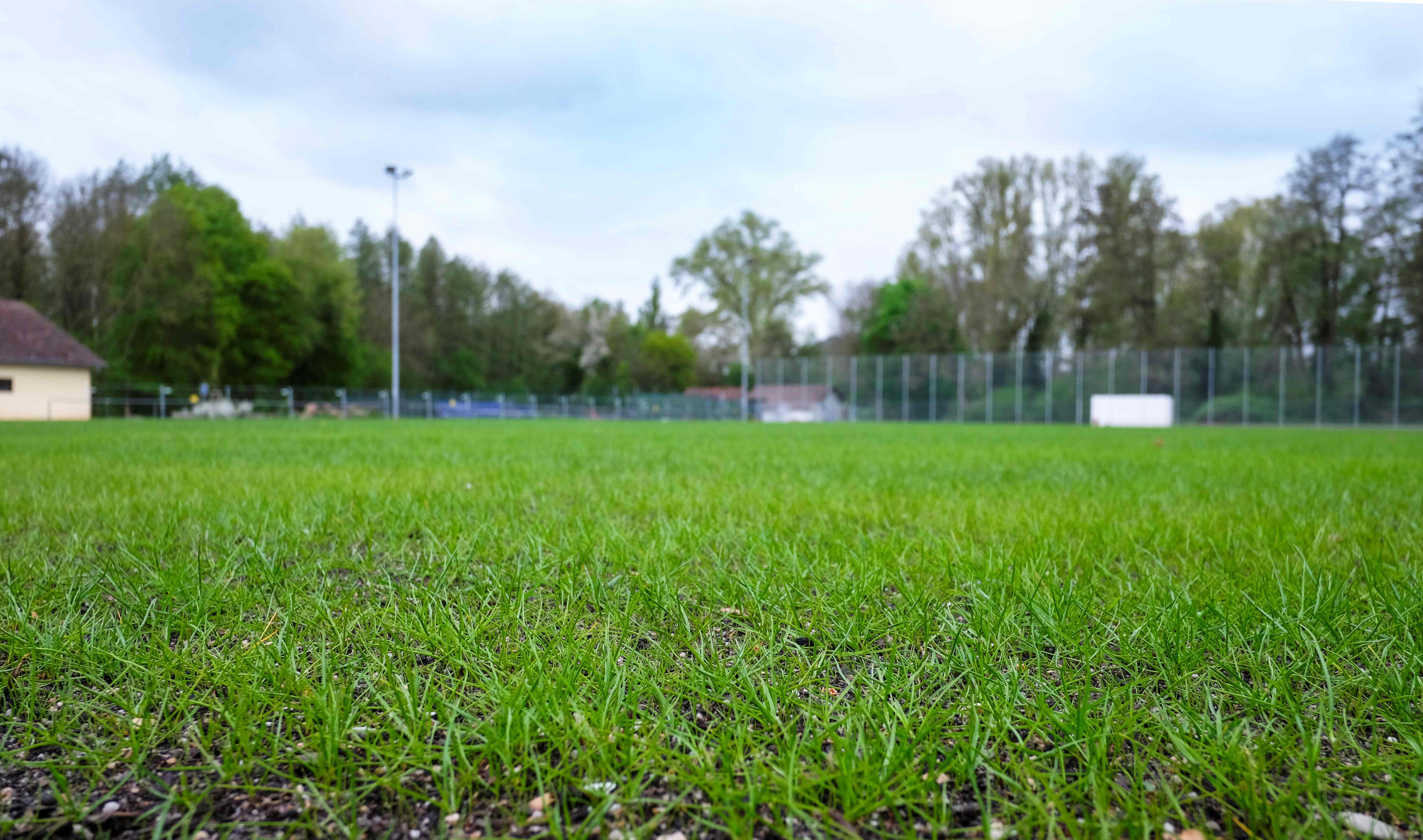 Der Sportplatz wird im Frühjahr 2025 fertiggestellt. Normalerweise ist dies kein Hexenwerk. Jedoch liegt dieser Platz in einem ausgewiesenen Überflutungsgebiet. Deshalb kommt der Entwässerung eine Schlüsselfunktion zu.