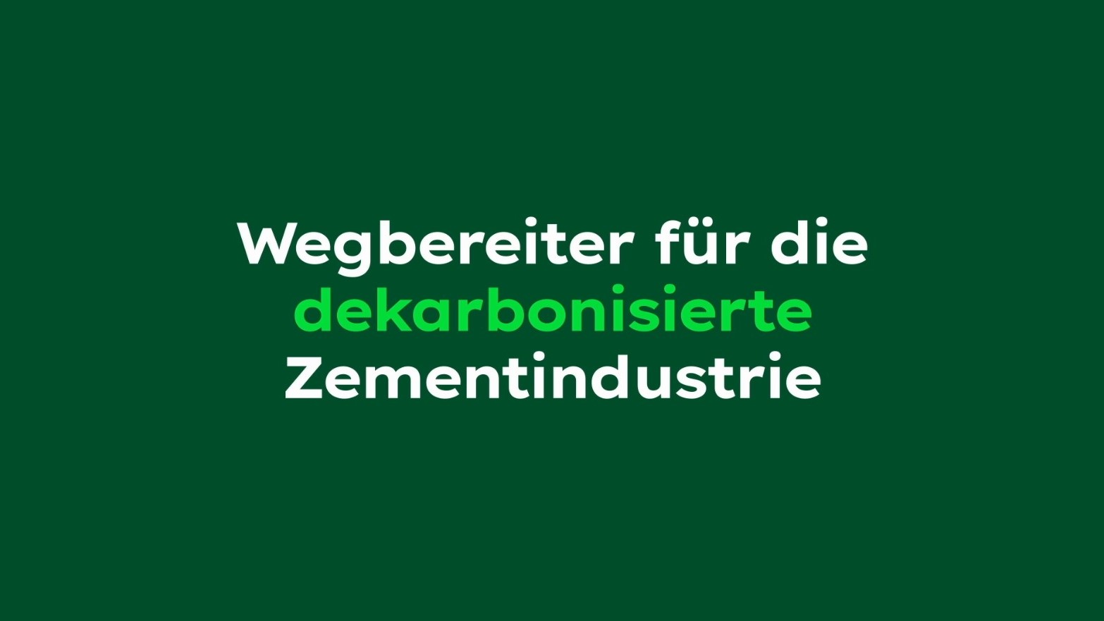 Weiße und hellgrüne Schrift auf dunkelgrünem Grund: "Wegbereiter für die dekarbonisierte Zementindustrie"
