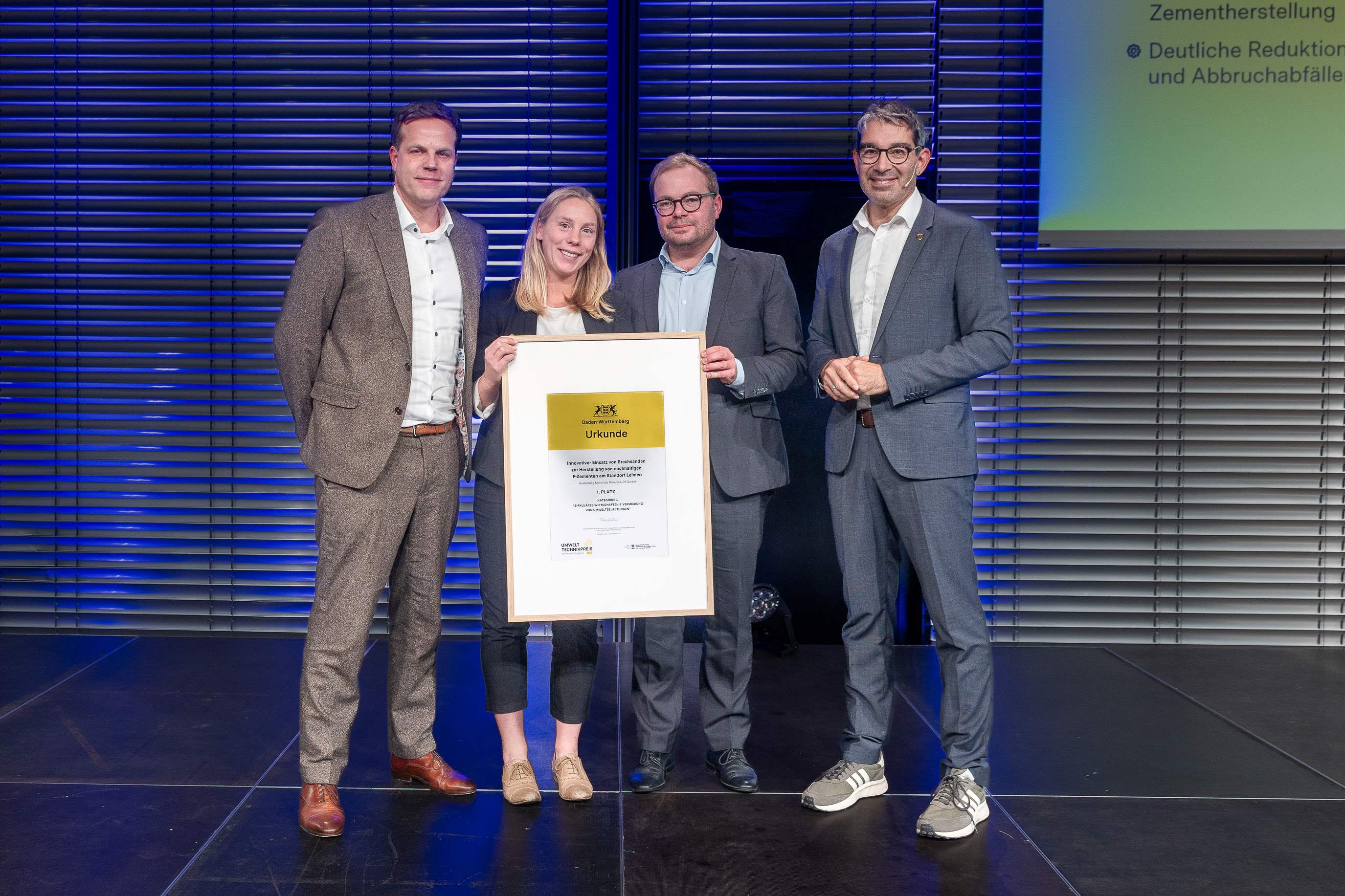 Nahmen den Umwelttechnikpreis BaWü 2025 von Dr. Andre Baumann (r.), Staatssekretär im Ministerium für Umwelt, Klima und Energiewirtschaft des Landes Baden-Württemberg entgegen: Stefan Heger, Director Global Alternative Fuels & Recycling, Berit Weldner, Managerin Business Development Mineralik, Valentin Hamar, Werkleiter Zementwerk Leimen, alle Heidelberg Materials (v.l.n.r.)
