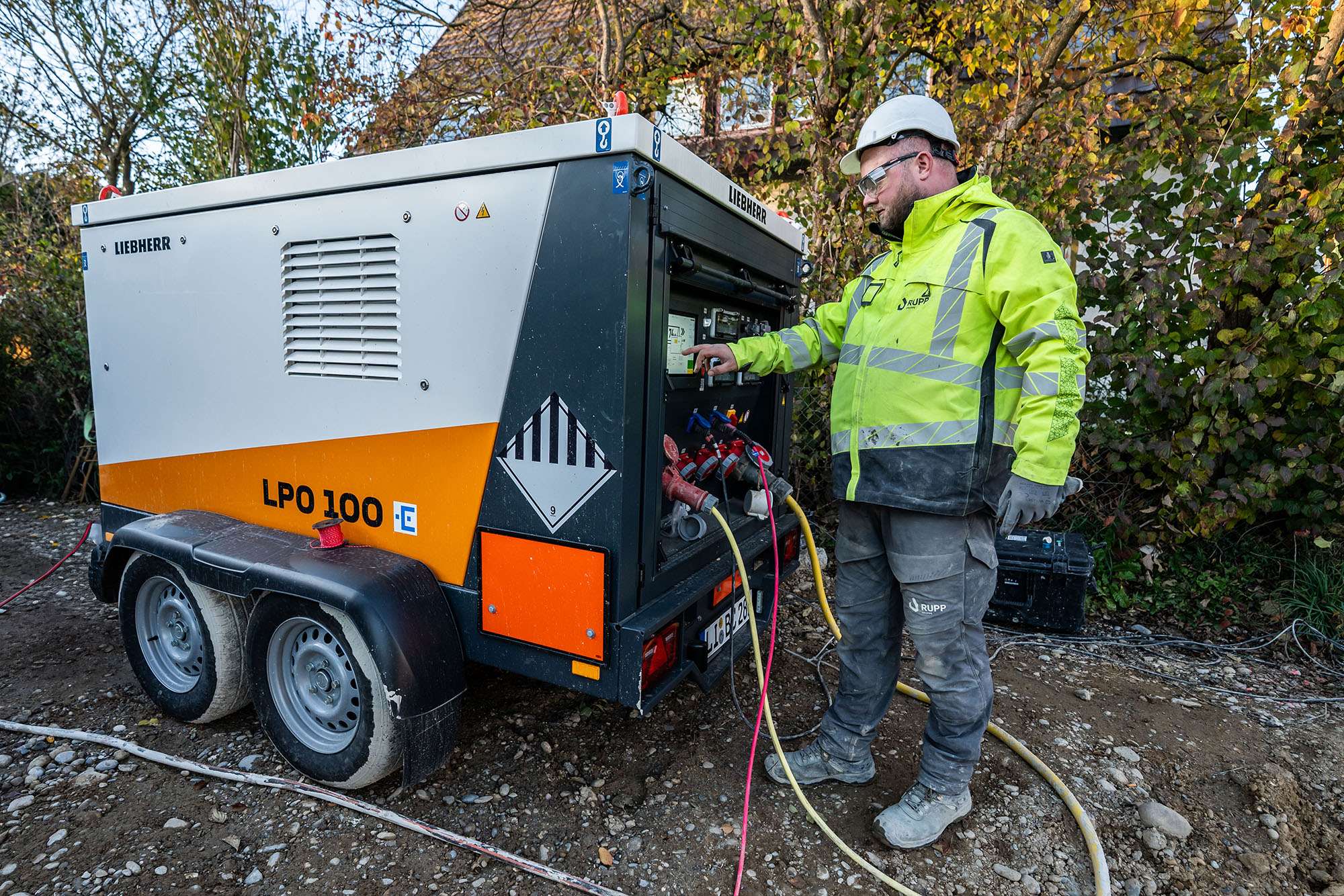 Der mobile Energiespeicher von Liebherr versorgt auf der Baustelle in Weißenhorn unter anderem den 3D-Drucker.
