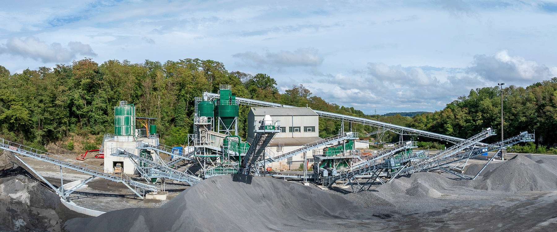 Luftaufnahme des Kies- und Schotterwerks Nußloch der Heidelberg Materials Mineralik.